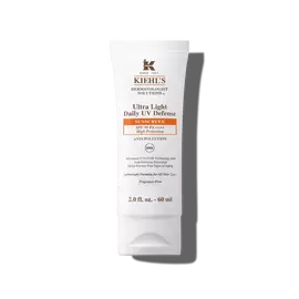 Un flacon de 30 ml de Ultra-Light Daily UV Defense de Kiehl’s sur fond blanc.
