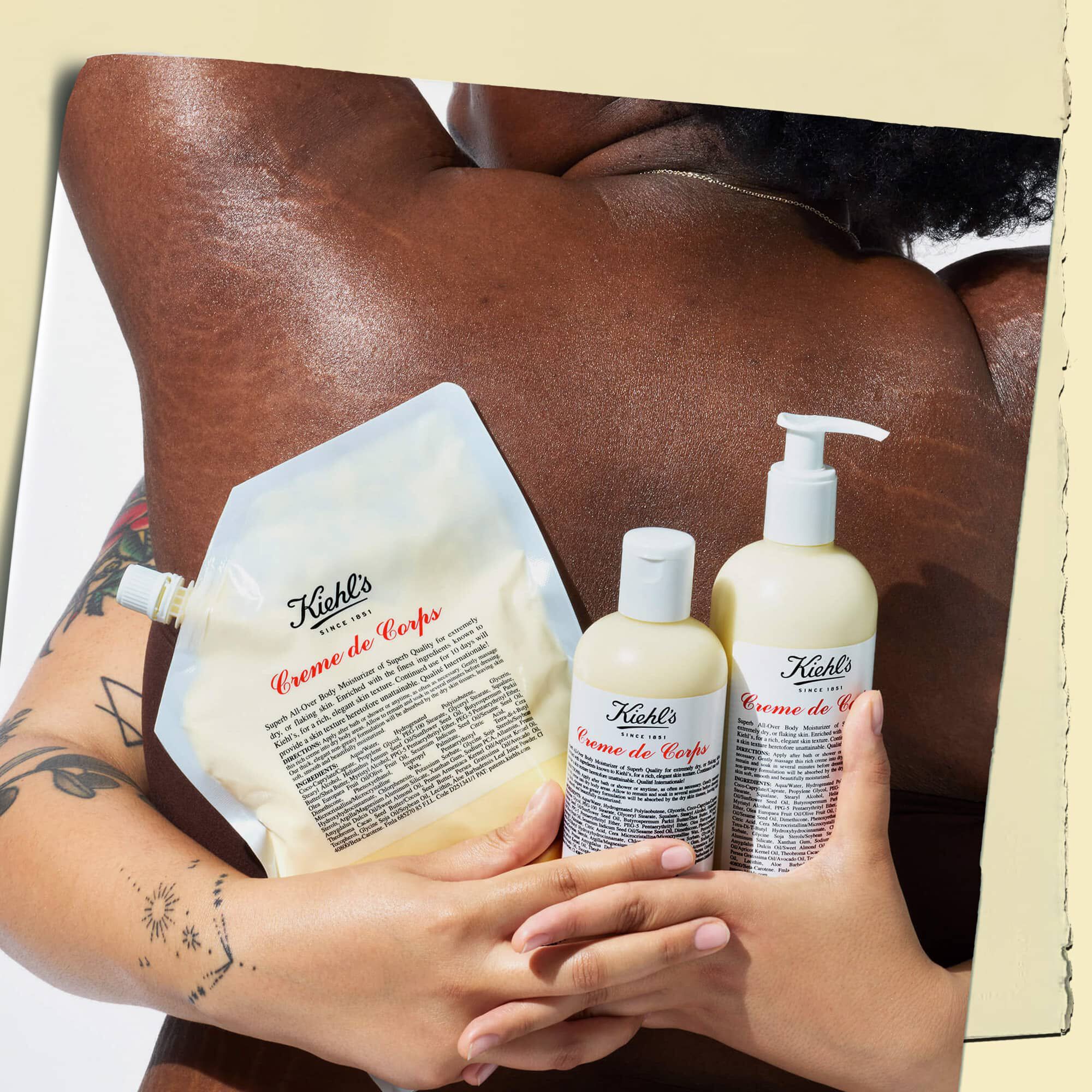 Deux mannequins s'enlacant и tenant trois flacons de Creme de Corps de differentes tailles