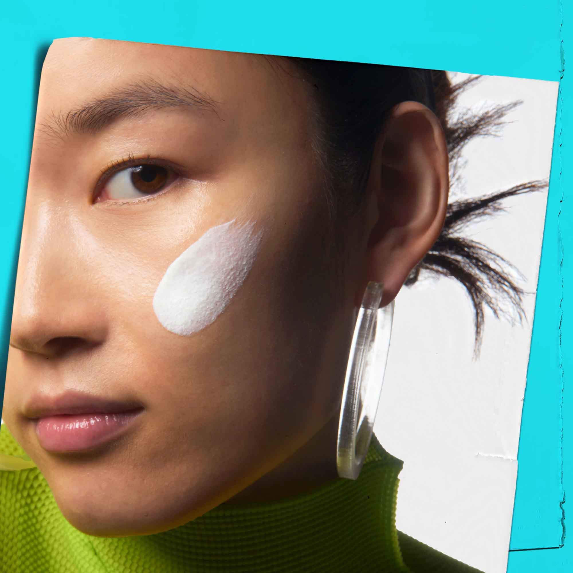 Ultra Light Daily UV Defense Aqua Gel applique sur la peau.