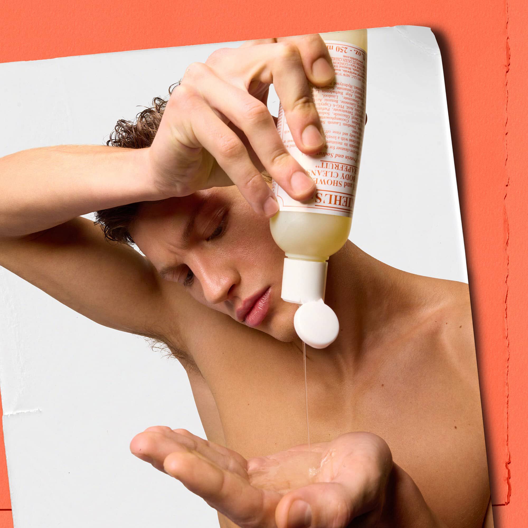Mannequin versant le Nettoyant Liquide pour le Corps au Pamplemousse Kiehl's dans sa main