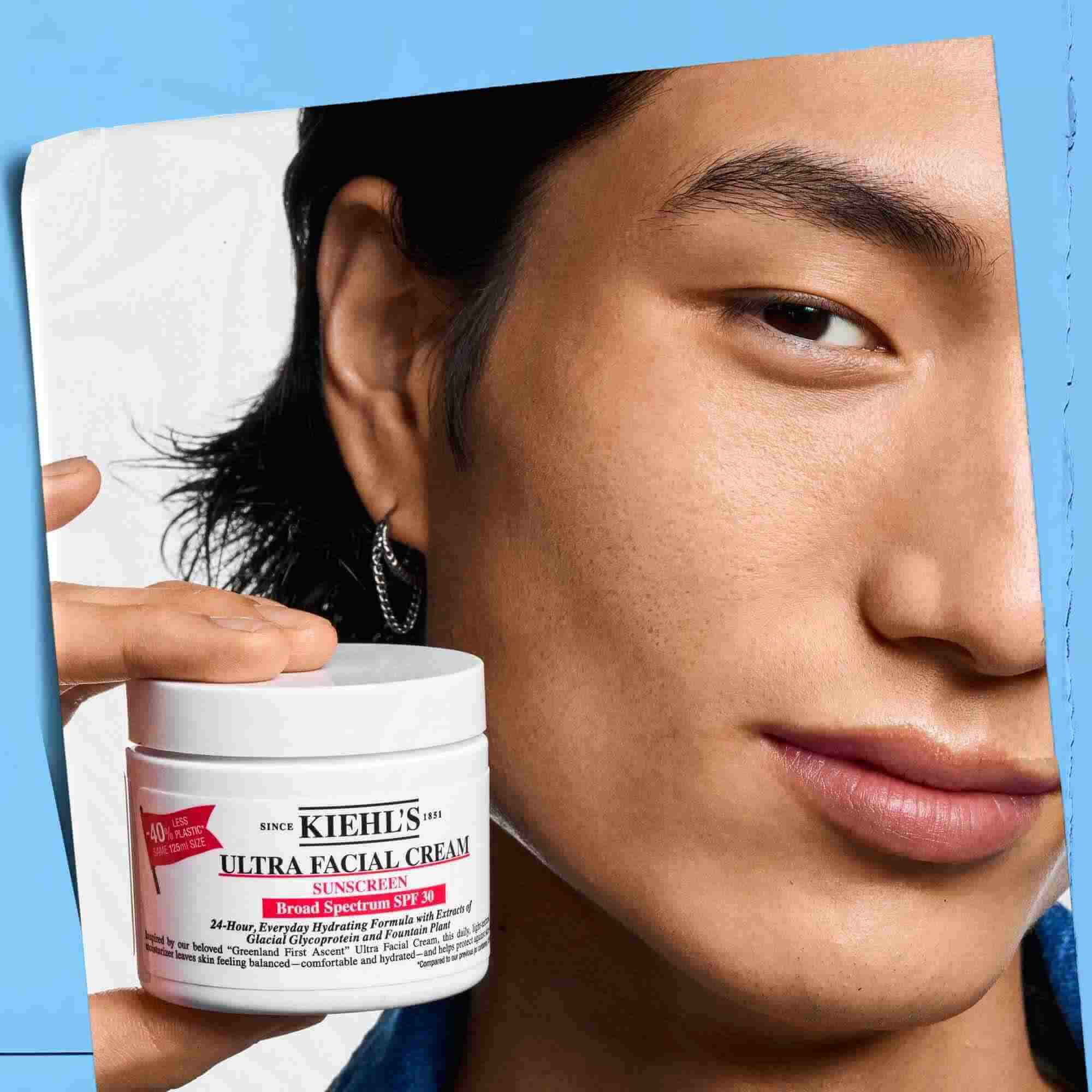 Creme Ultra Facial Cream SPF 30 tenue en main, illustrant sa portabilite et sa facilite d'utilisation.