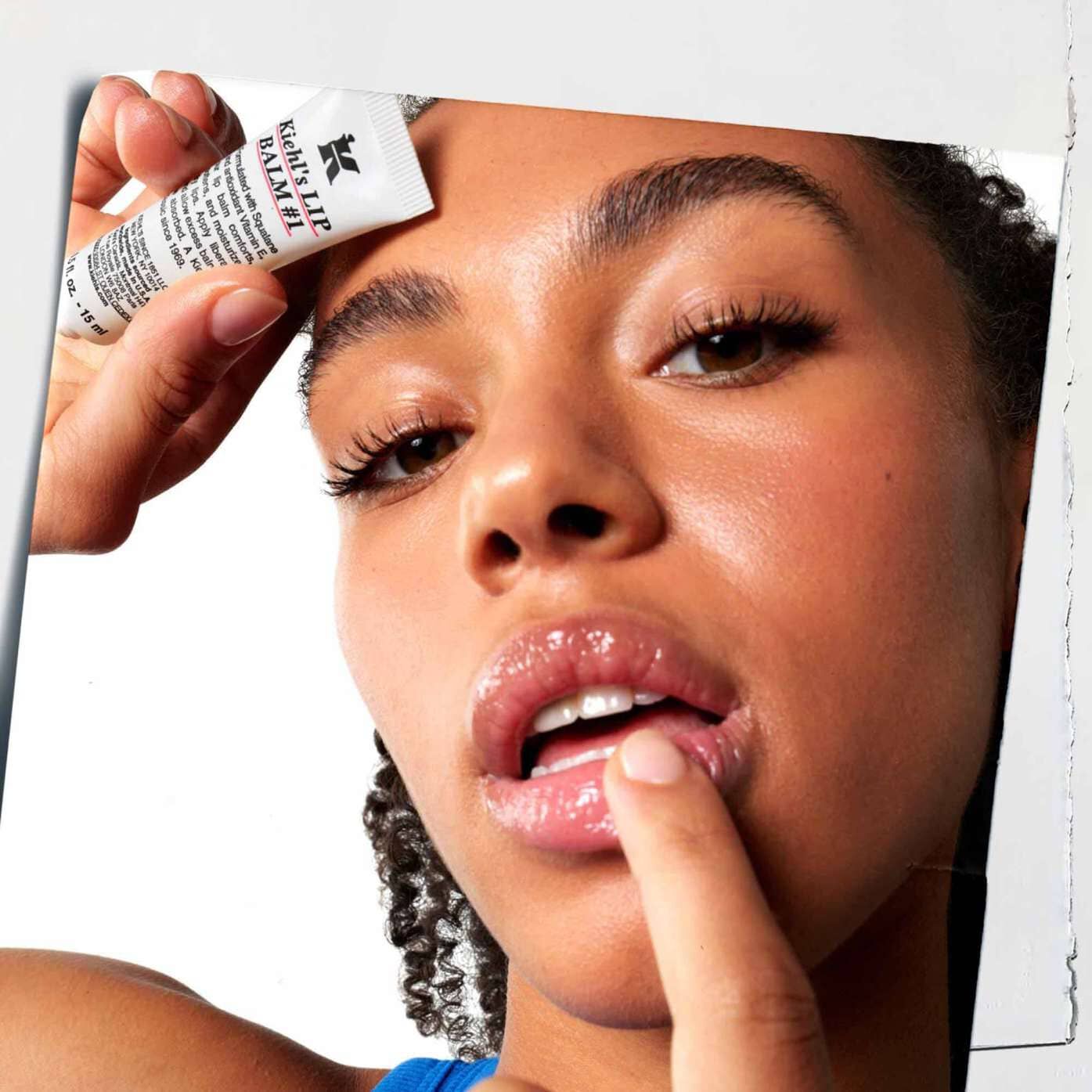 Application du Lip Balm #1 sur les levres, montrant son utilisation sur la peau.
