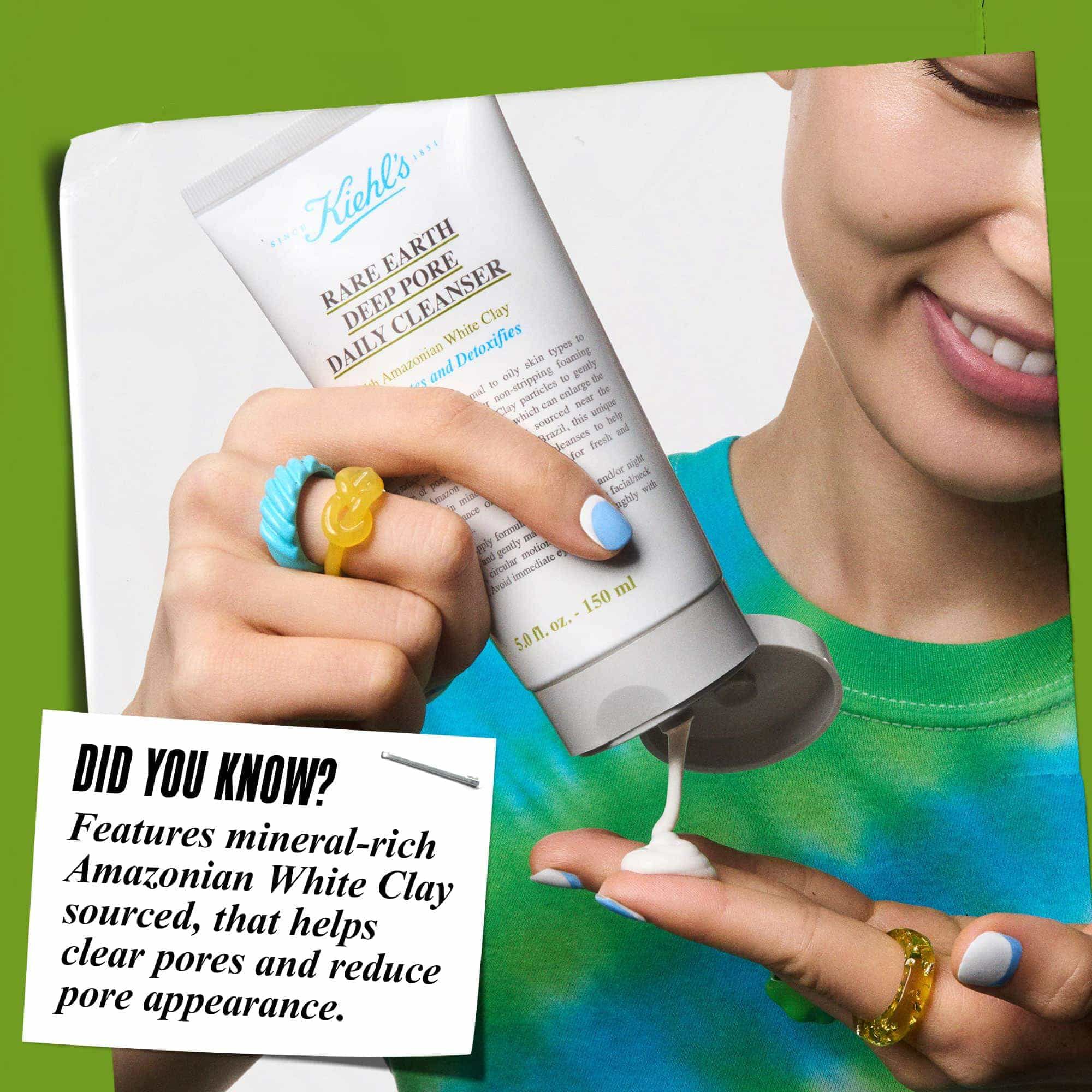 Main deposant du nettoyant Rare Earth Deep Pore Daily Cleanser sur le bout des doigts. Le texte indique : « Le saviez-vous ? Formule avec de l'argile blanche d'Amazonie qui aide a nettoyer les pores et a reduire leur apparence. »