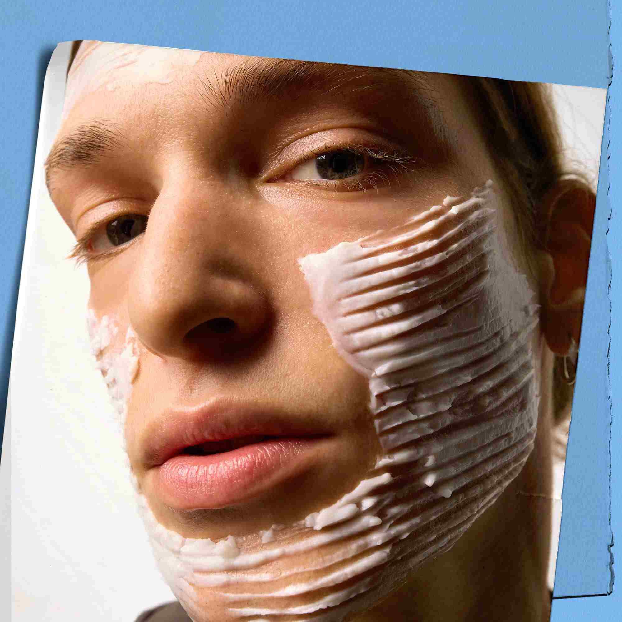 Mannequin avec un echantillon de texture de la creme barriere Ultra Facial de Kiehl's sur son visage