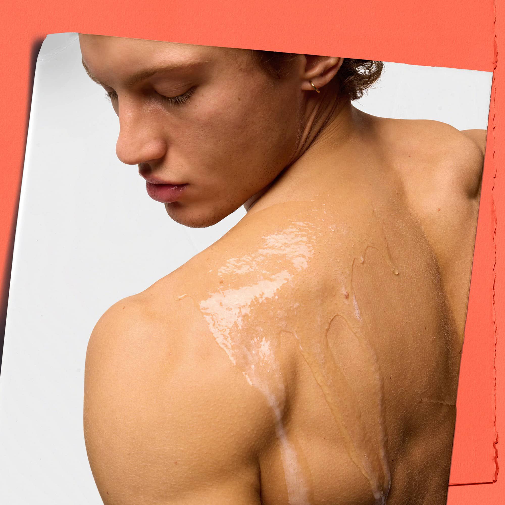 Mannequin avec le Nettoyant Liquide pour le Corps au Pamplemousse Kiehl's sur son dos