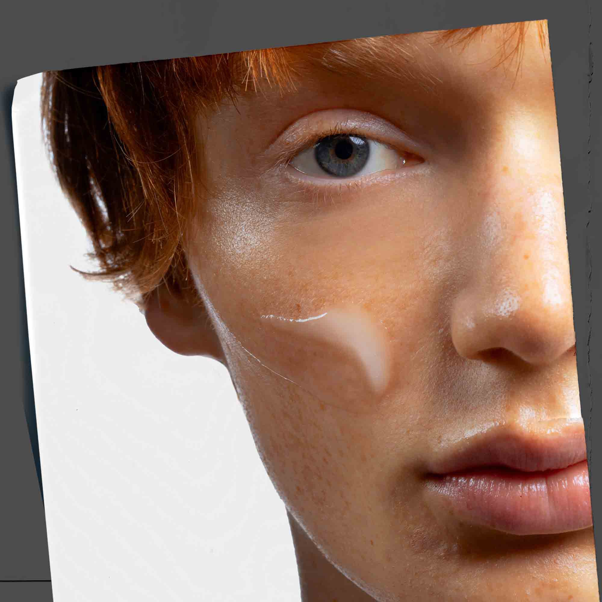 Serum Age Defender Power applique sur le visage, illustrant son utilisation au quotidien.