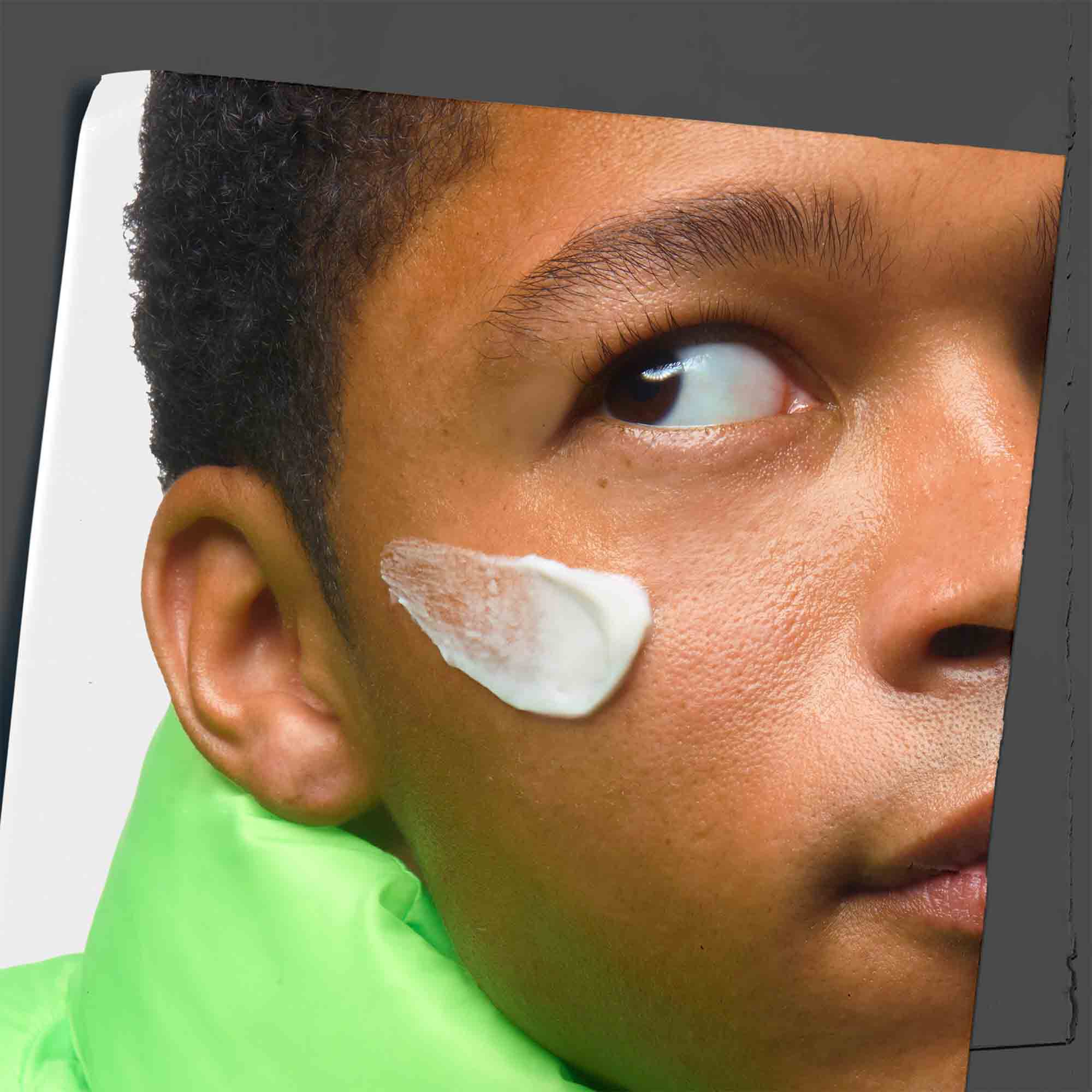 Creme hydratante Age Defender appliquee sur le visage d'un mannequin.