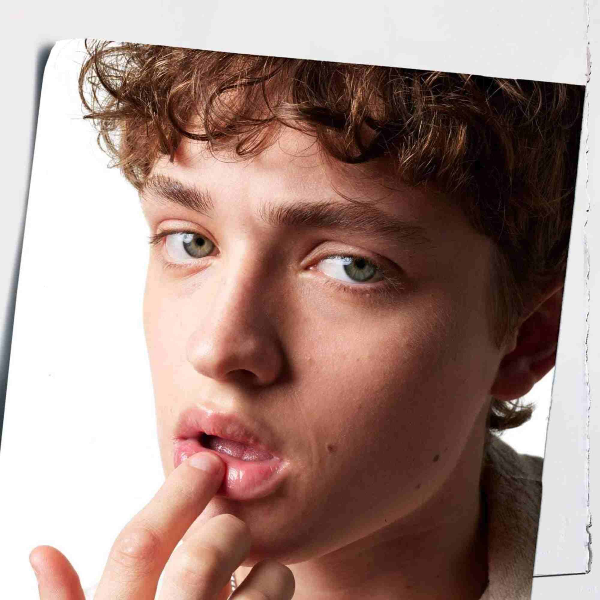 Application du Lip Balm #1 sur les levres, demontrant son effet hydratant sur la peau.