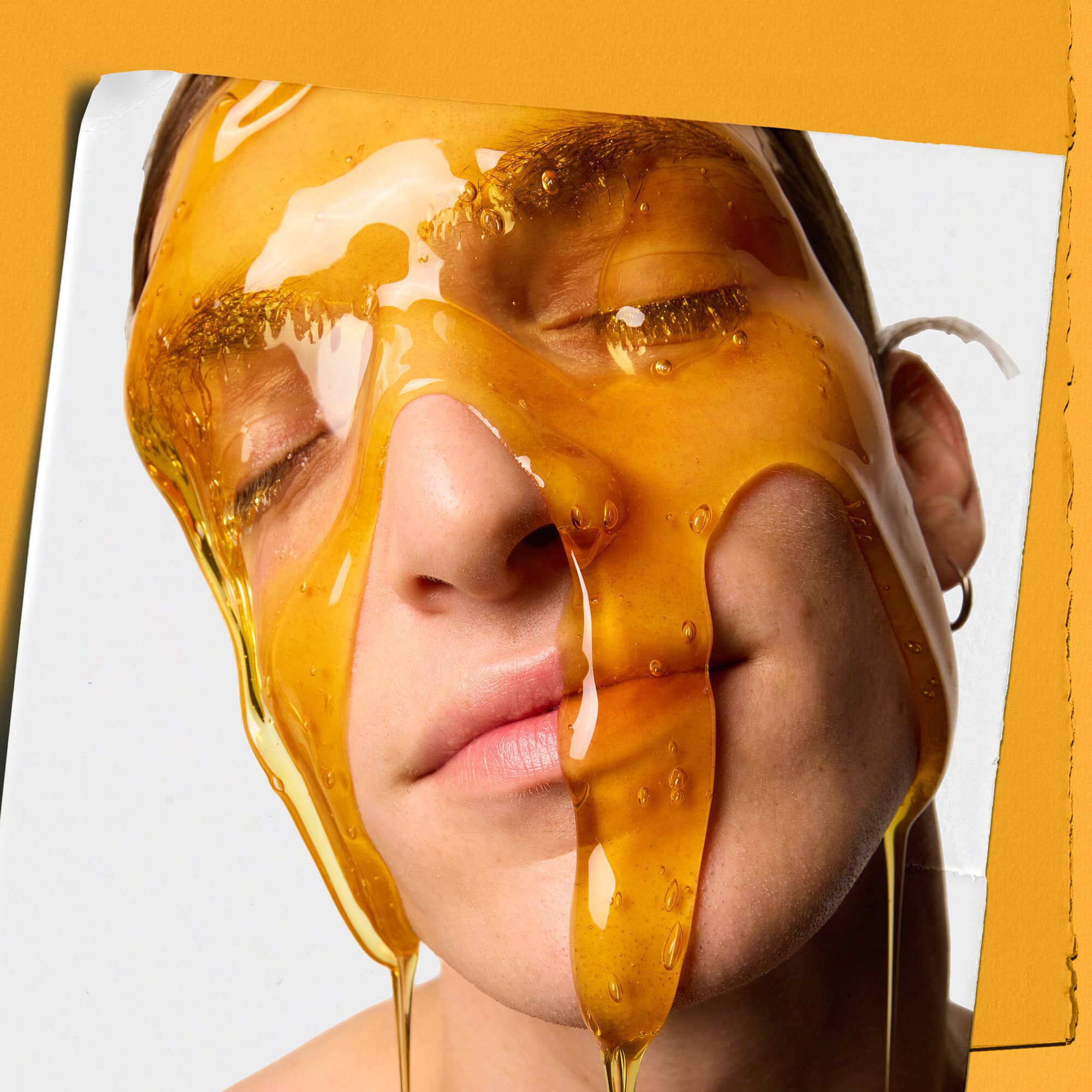 Mannequin avec le Nettoyant Moussant au Calendula Kiehl's coulant sur son visage