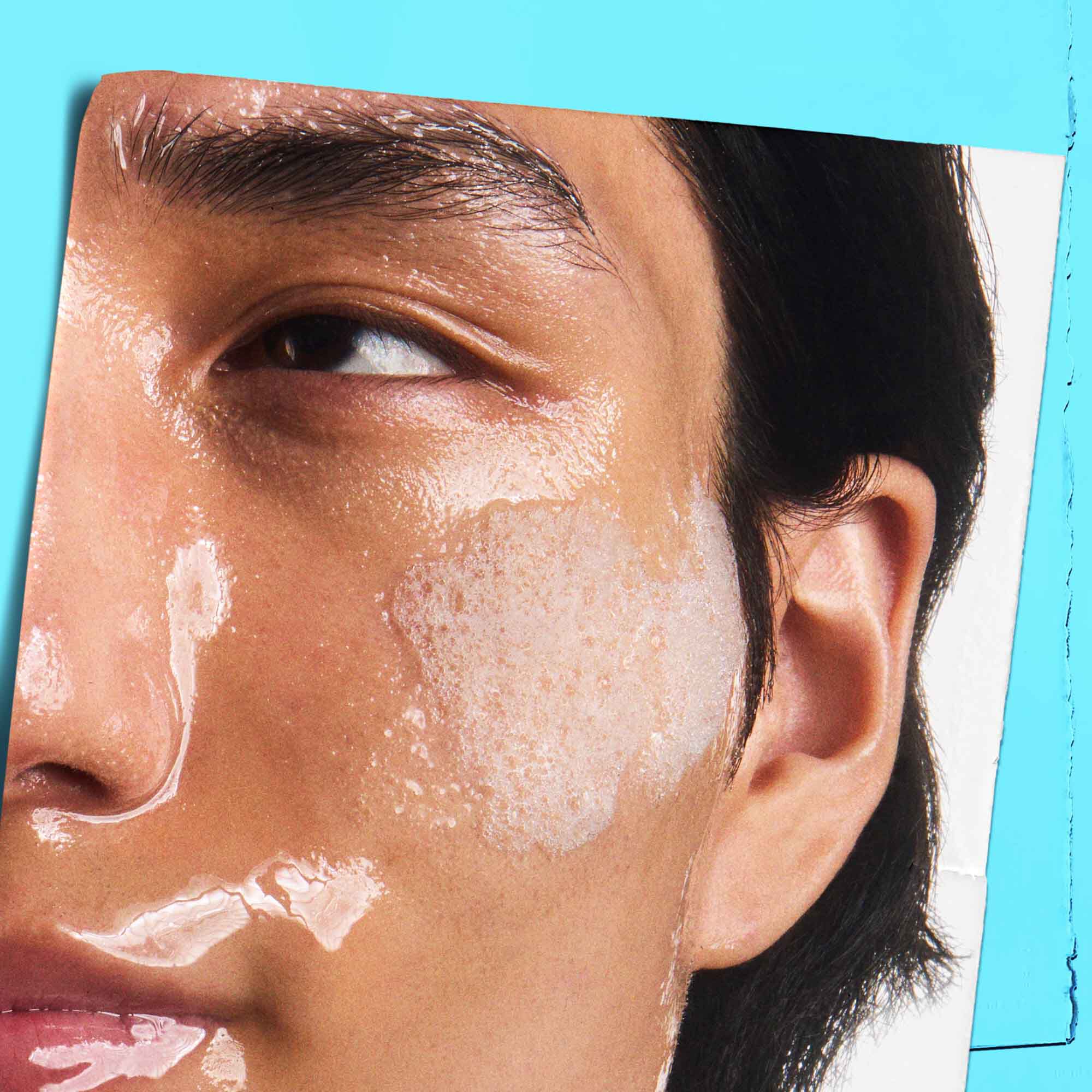 Nettoyant Ultra Facial Oil-Free Cleanser applique sur la peau.