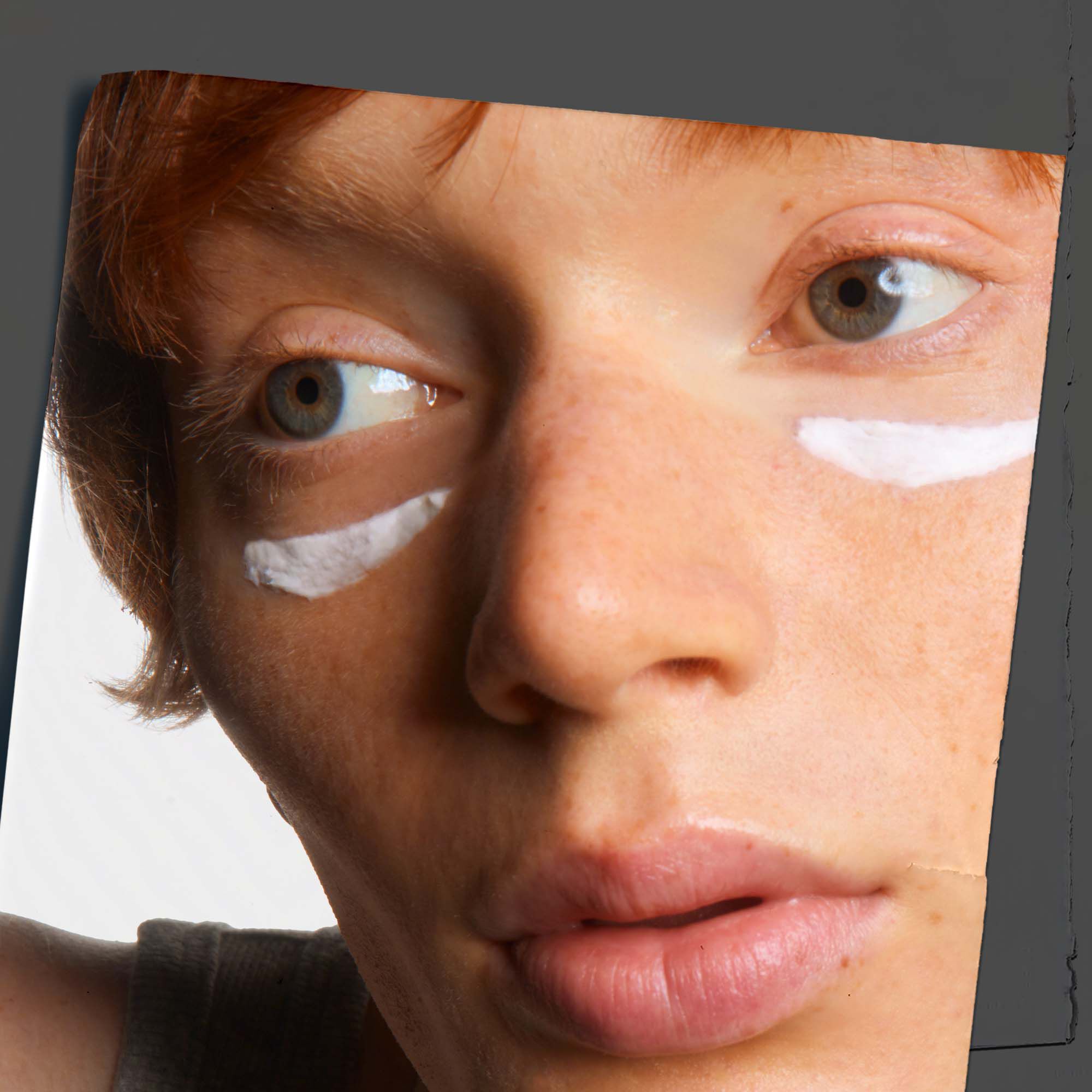 Gros plan sur la peau illustrant l'application du soin yeux Kiehl's Age Defender Eye Repair.