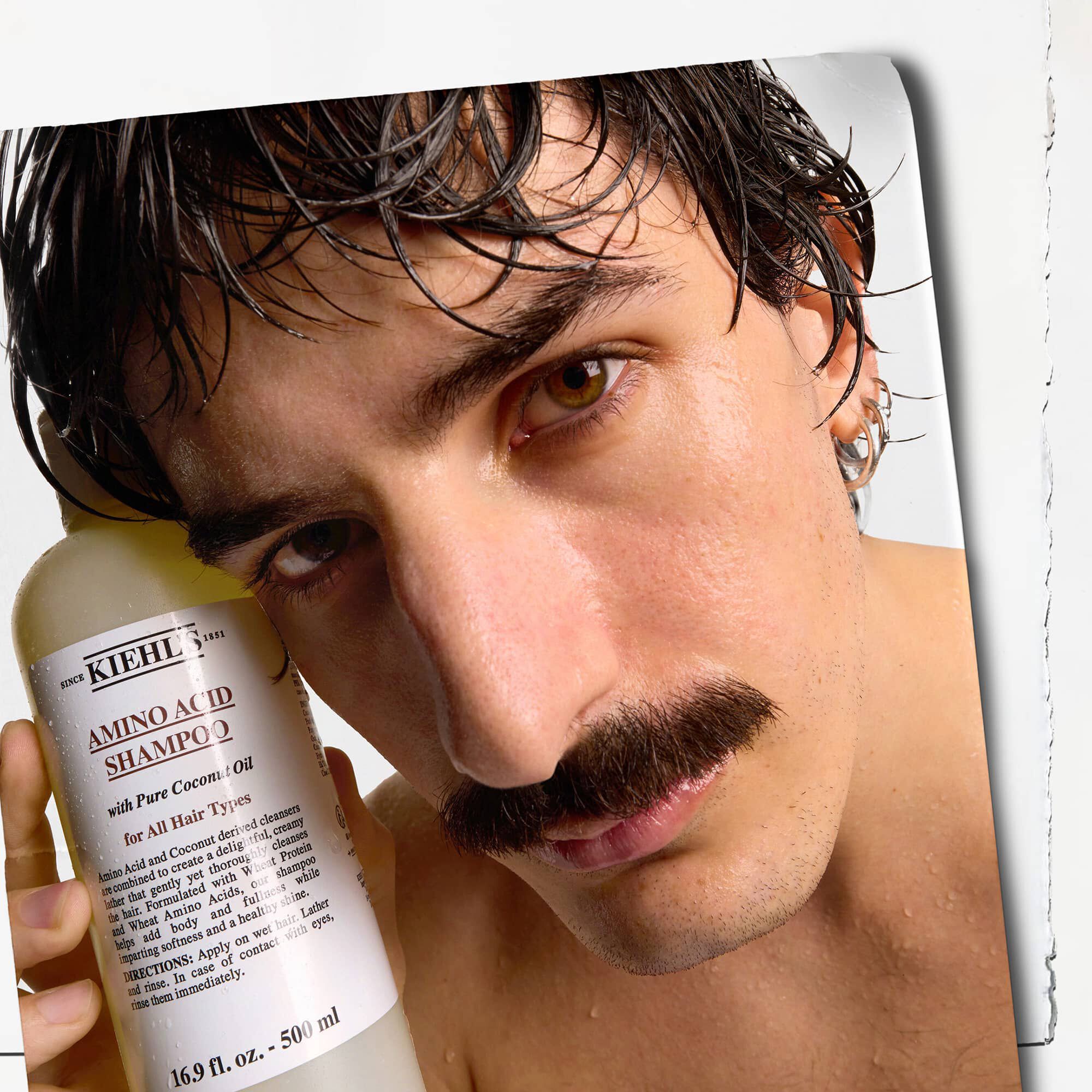 Mannequin avec une moustache et une bouteille de shampoing Amino Acid de Kiehl's