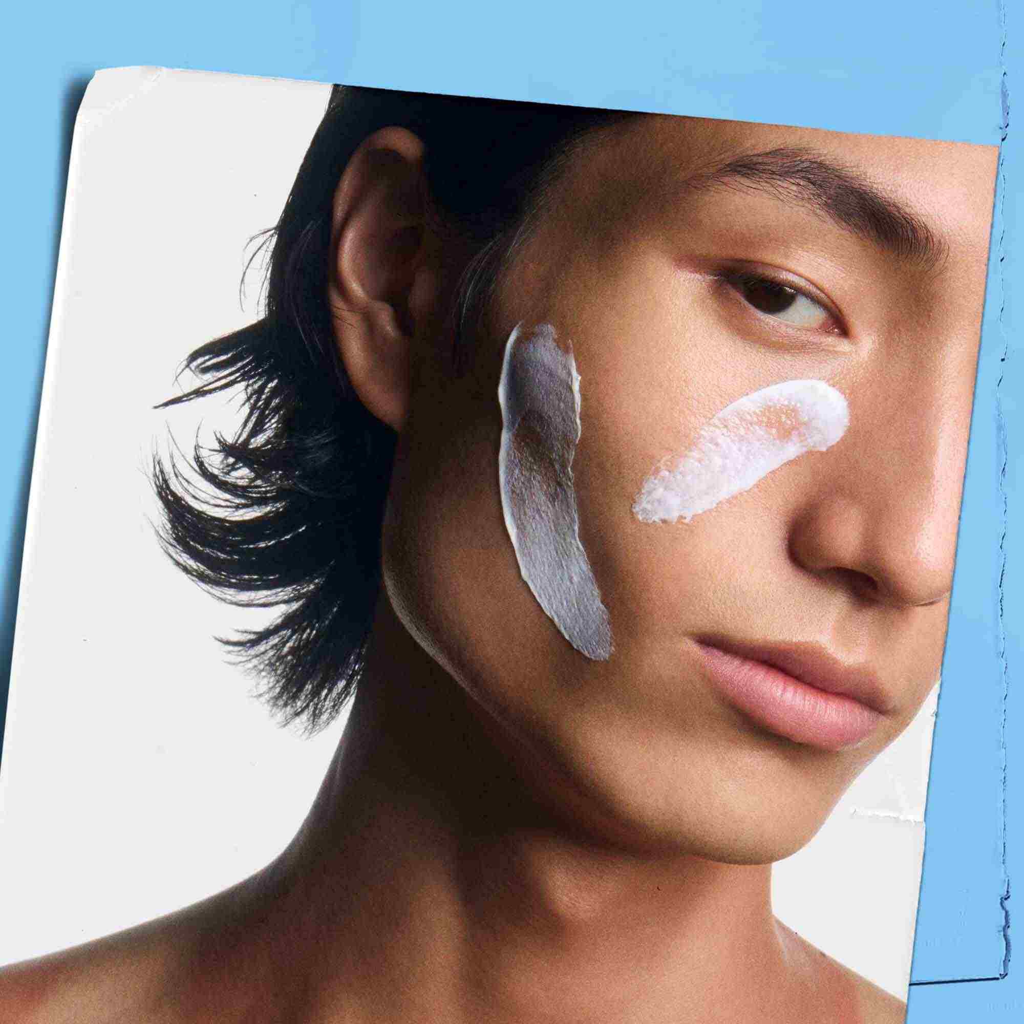 Creme Ultra Facial Cream SPF 30 appliquee sur le visage d'un mannequin.