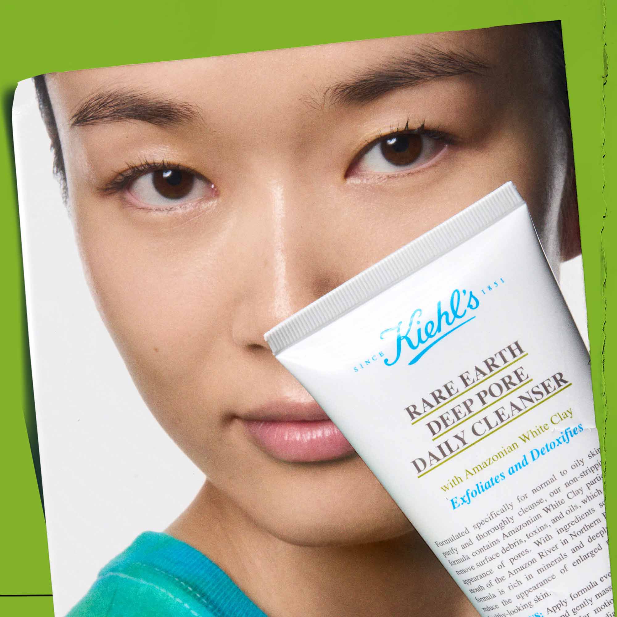 Une personne tenant un tube de nettoyant Rare Earth Deep Pore Daily Cleanser, montrant son utilisation.