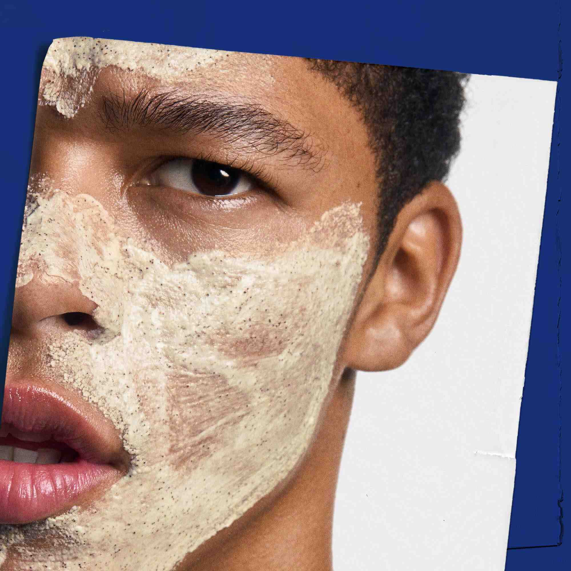 Gommage Facial Fuel Energizing Scrub applique sur le visage, illustrant son utilisation.