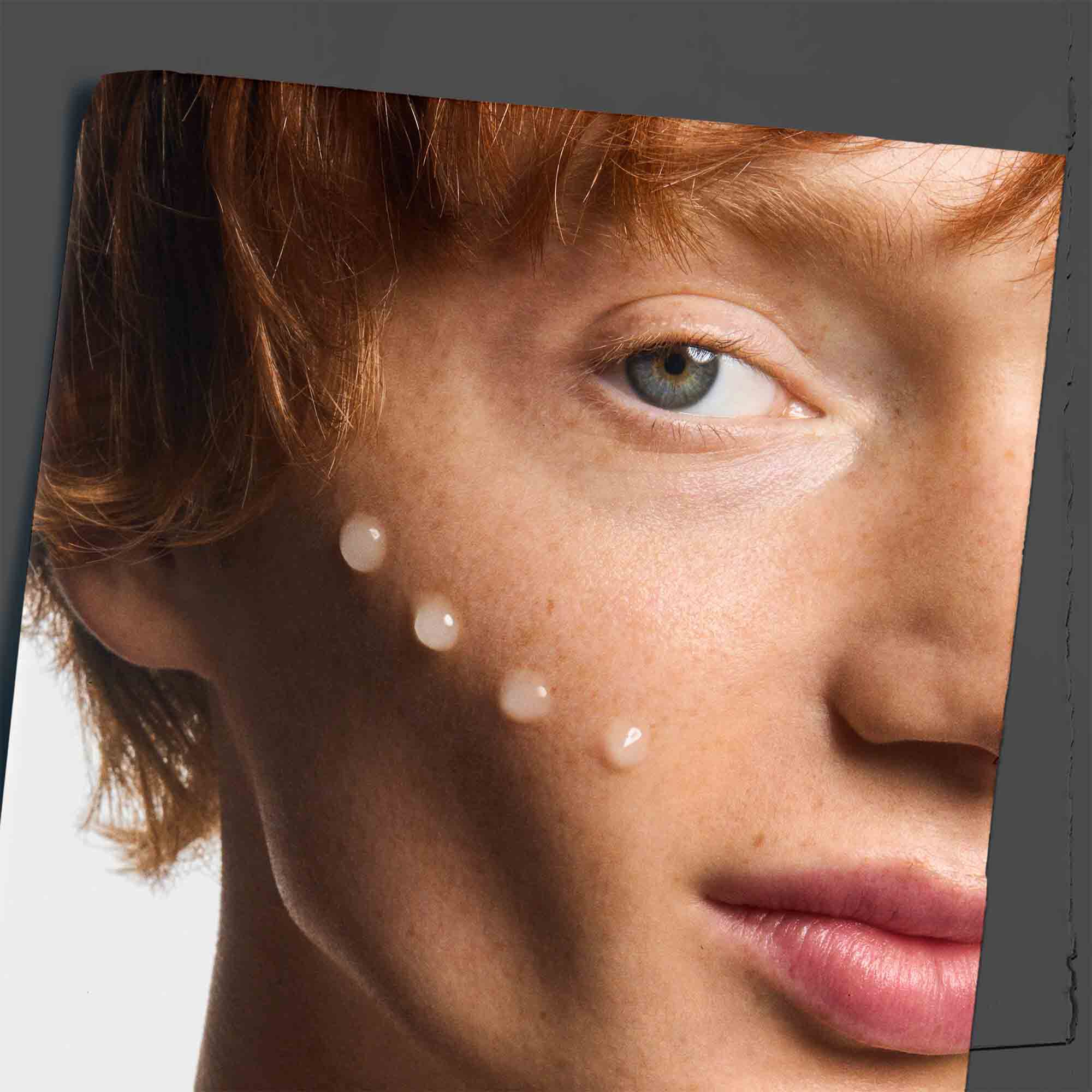 Serum Age Defender Power applique sur la pommette, illustrant son utilisation sur la peau.