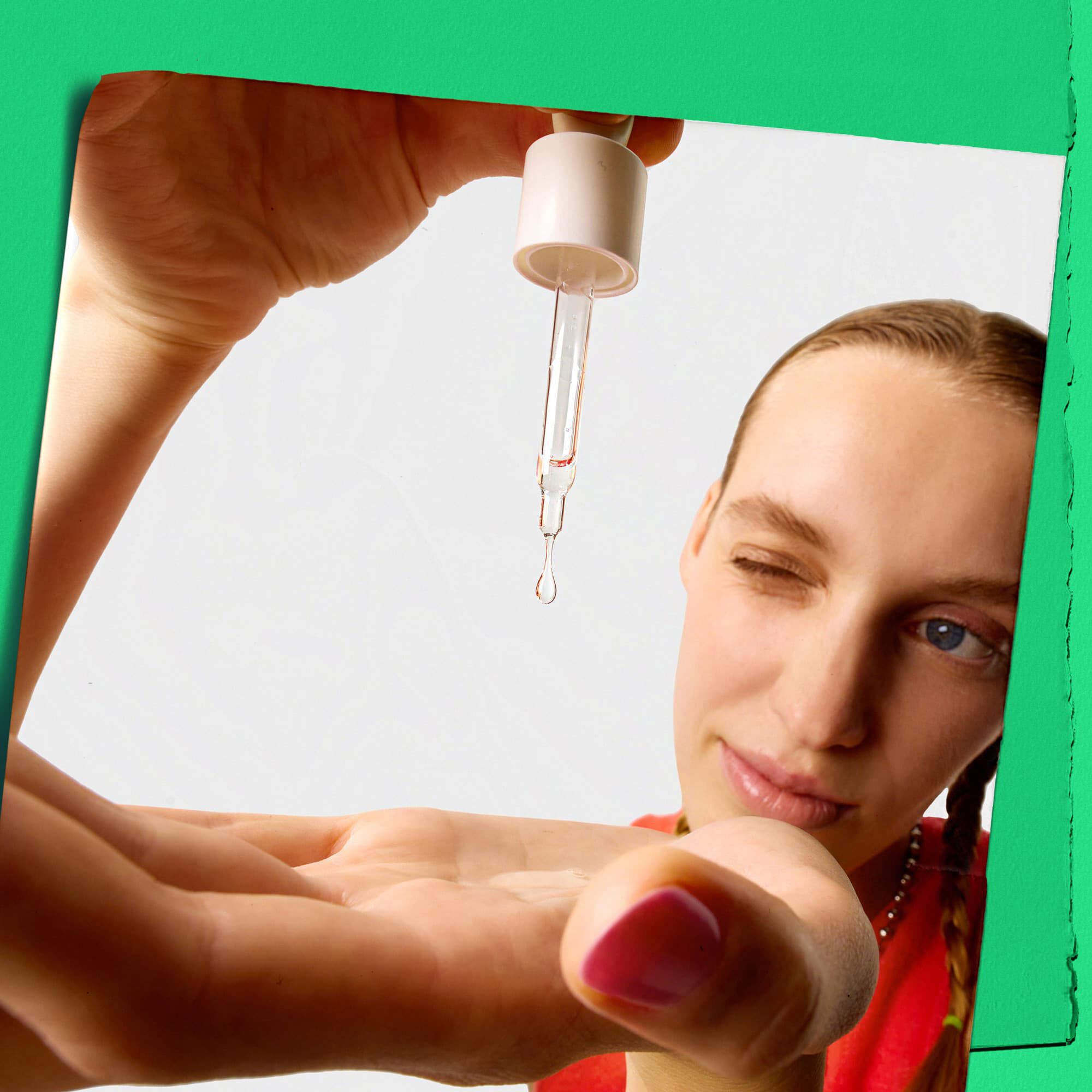 Mannequin deposant des gouttes de Serum Ultra Pure Kiehl's sur sa main