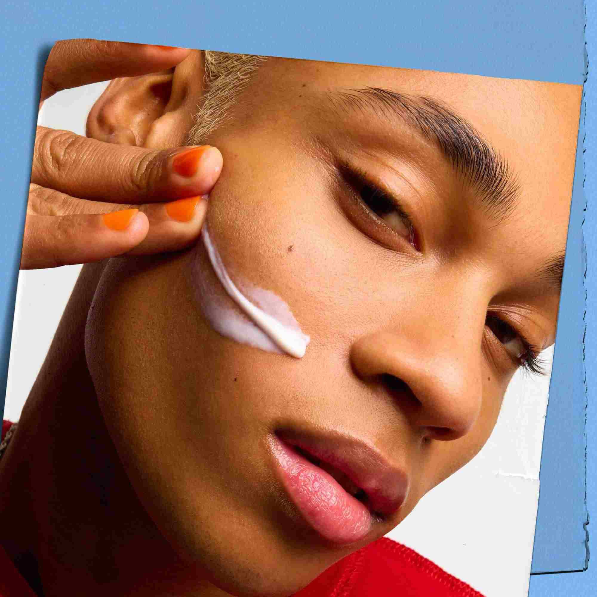 Mannequin avec un echantillon de texture du Kiehl's Ultra Facial Moisturizer sur le visage