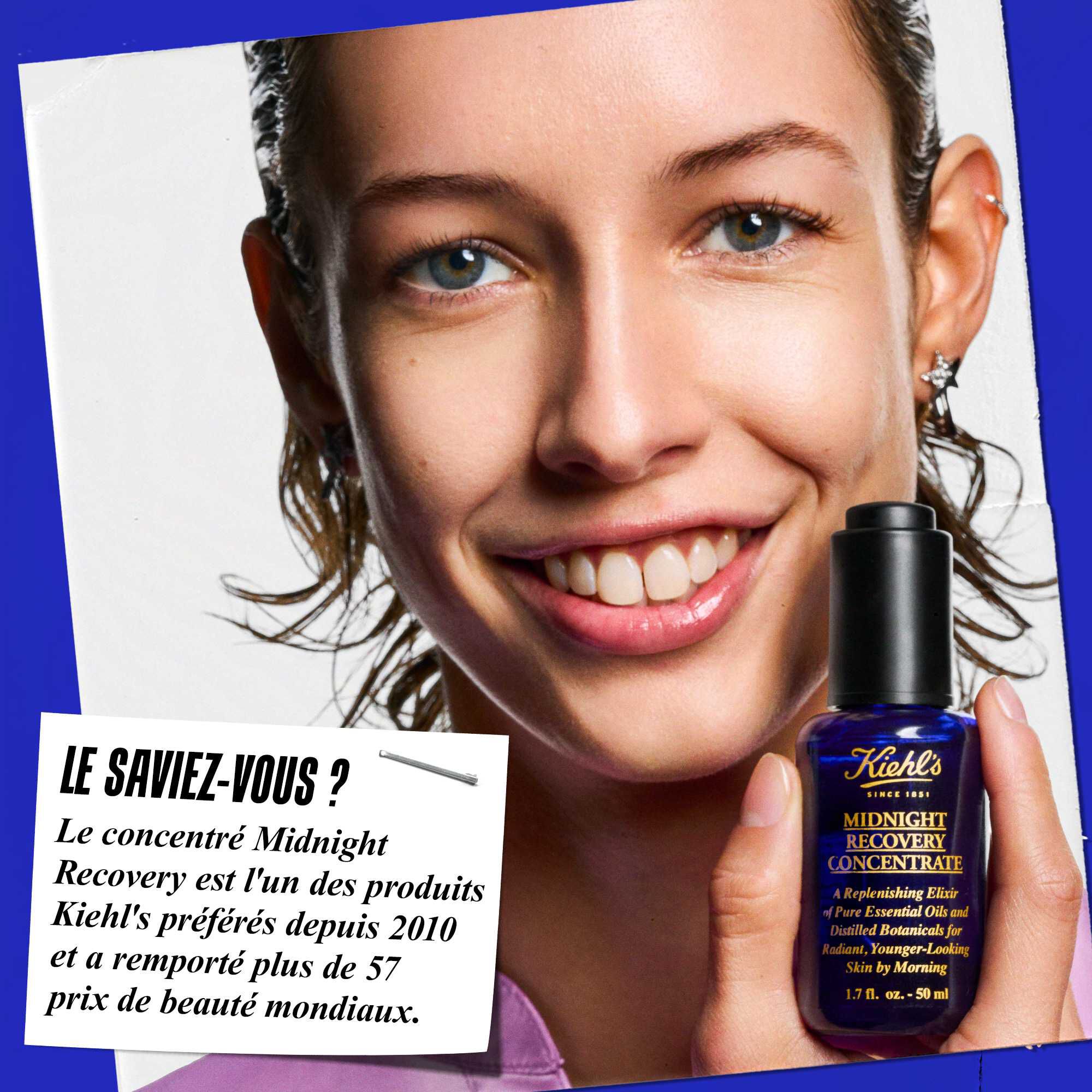 Une personne tenant un flacon d'huile pour le visage Midnight Recovery Concentrate et souriant. Le texte indique : « Le saviez-vous ? Midnight Recovery Concentrate est un favori de Kiehl's depuis 2010, remportant plus de 57 prix de beaute mondiaux. »