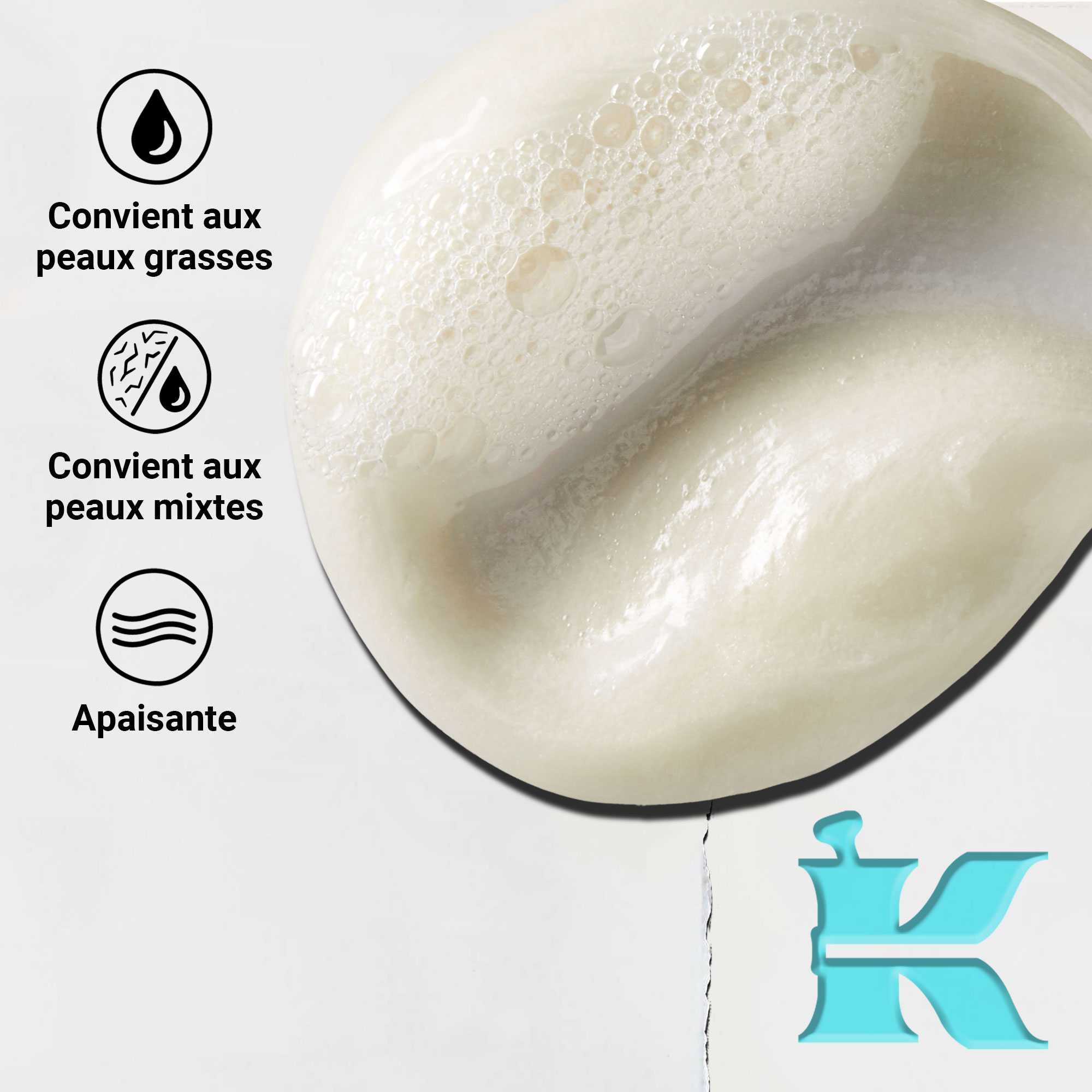 Gros plan sur la texture du nettoyant Ultra Facial Oil-Free Cleanser montrant une formule legere et cremeuse. Le texte souligne ses bienfaits apaisants et sa compatibilite avec les peaux grasses et mixtes.