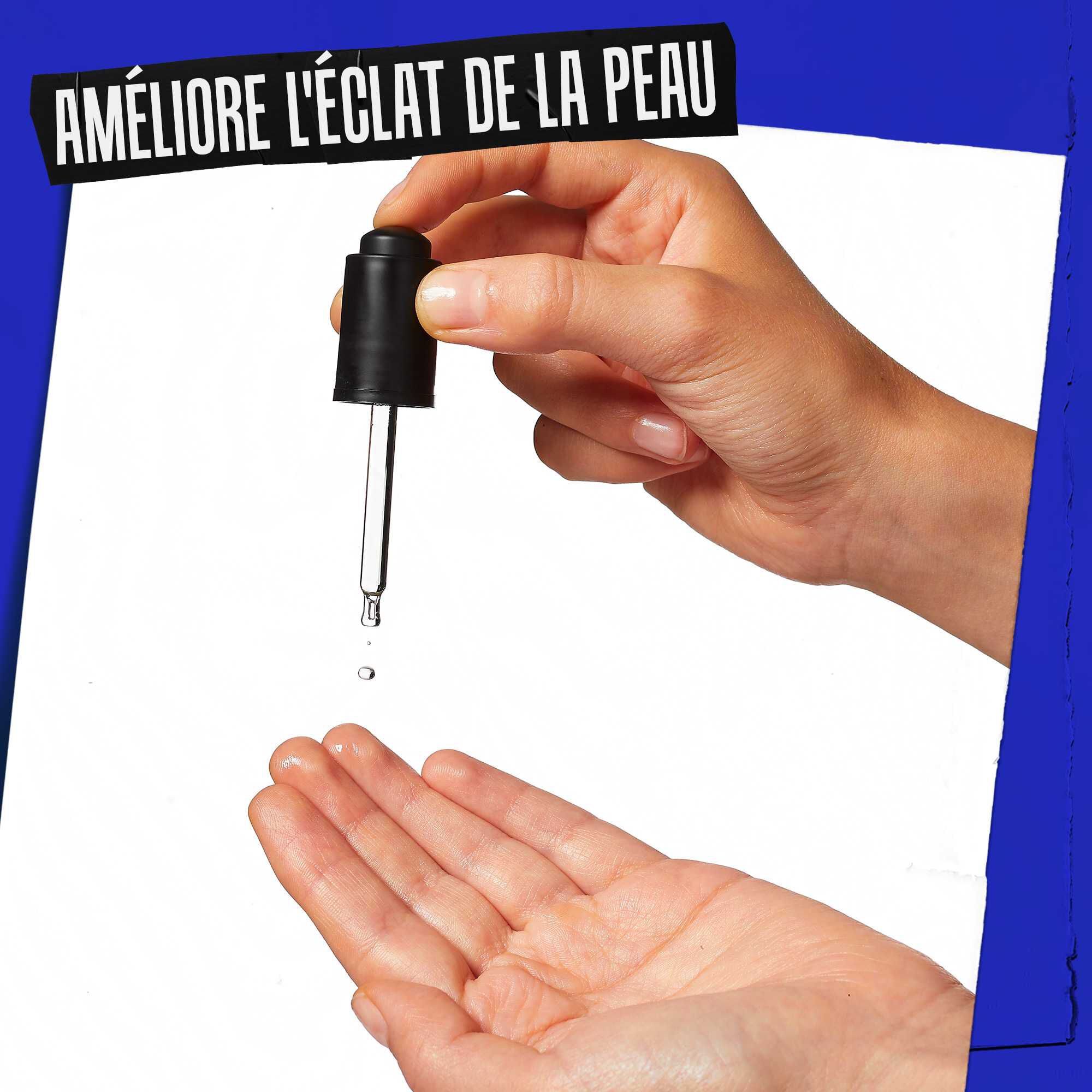 Une main recevant quelques gouttes de Midnight Recovery Concentrate avec la mention « Ameliore l'eclat de la peau ».