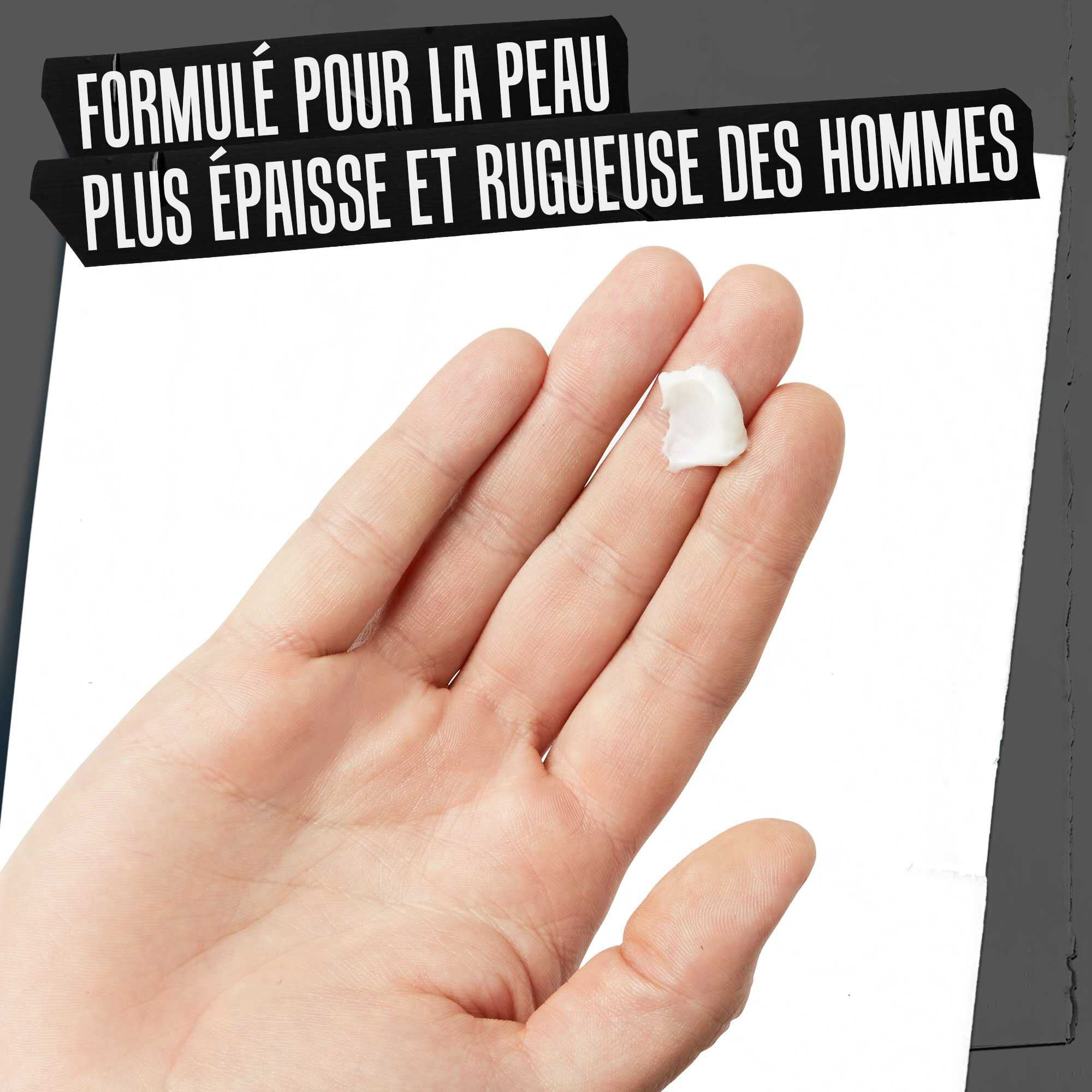 Une main tenant la creme hydratante Age Defender ; formulee pour la peau des hommes, plus epaisse et plus rugueuse.