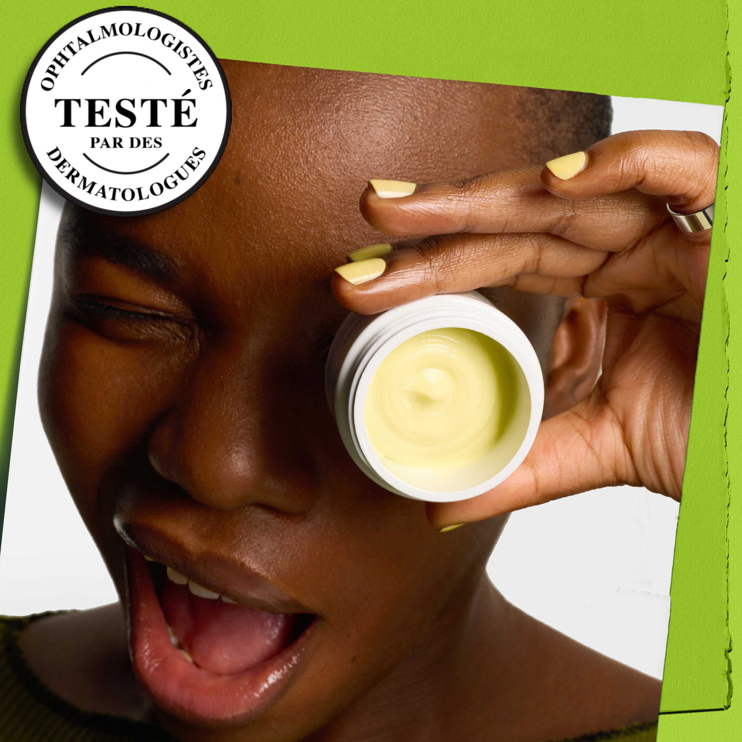 Mannequin faisant un clin d'oeil avec un pot de Soin Yeux Avocat Kiehl's couvrant un oeil