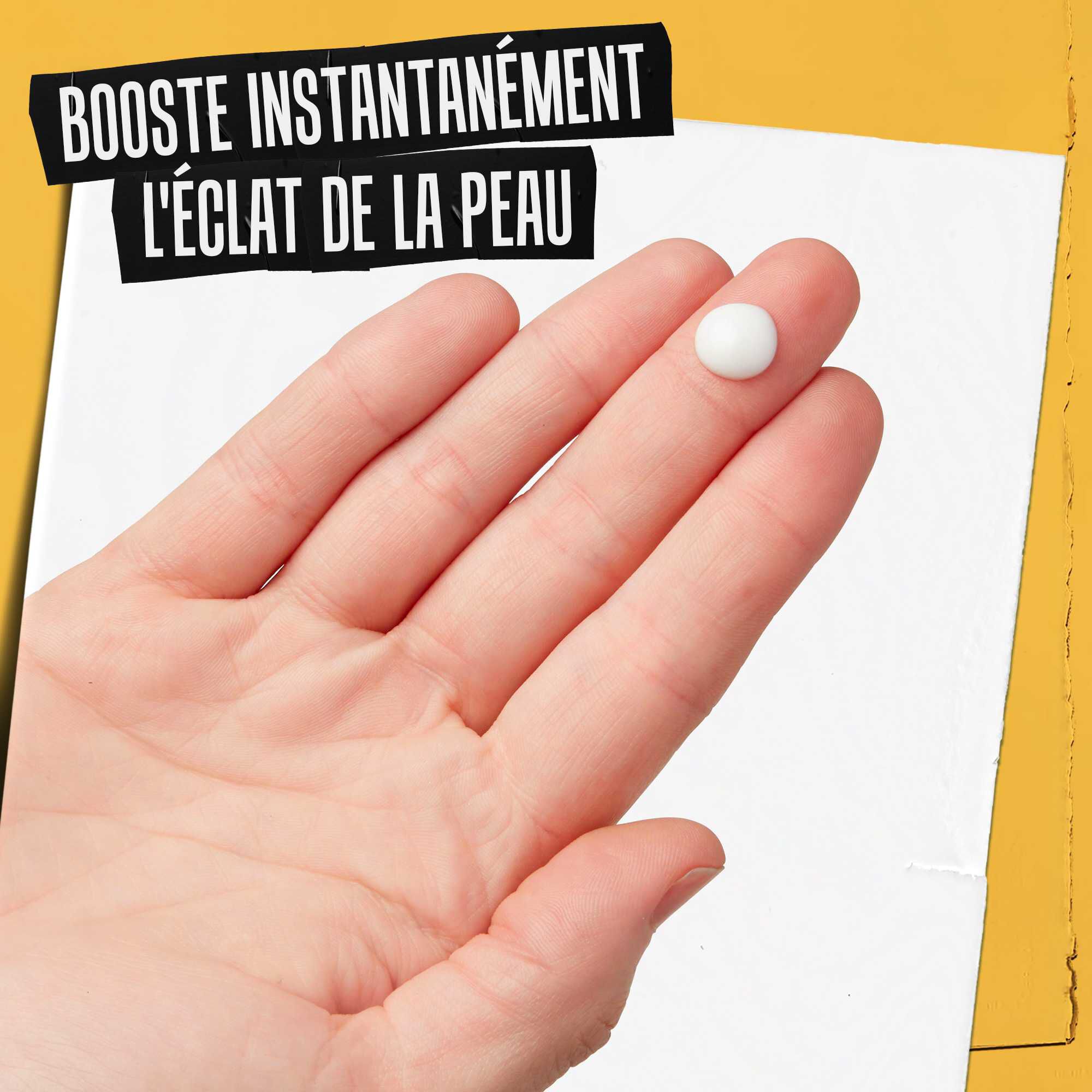 Une main avec du Powerful-Strength Line-Reducing Concentrate, avec la mention « Booste instantanement l'eclat ».