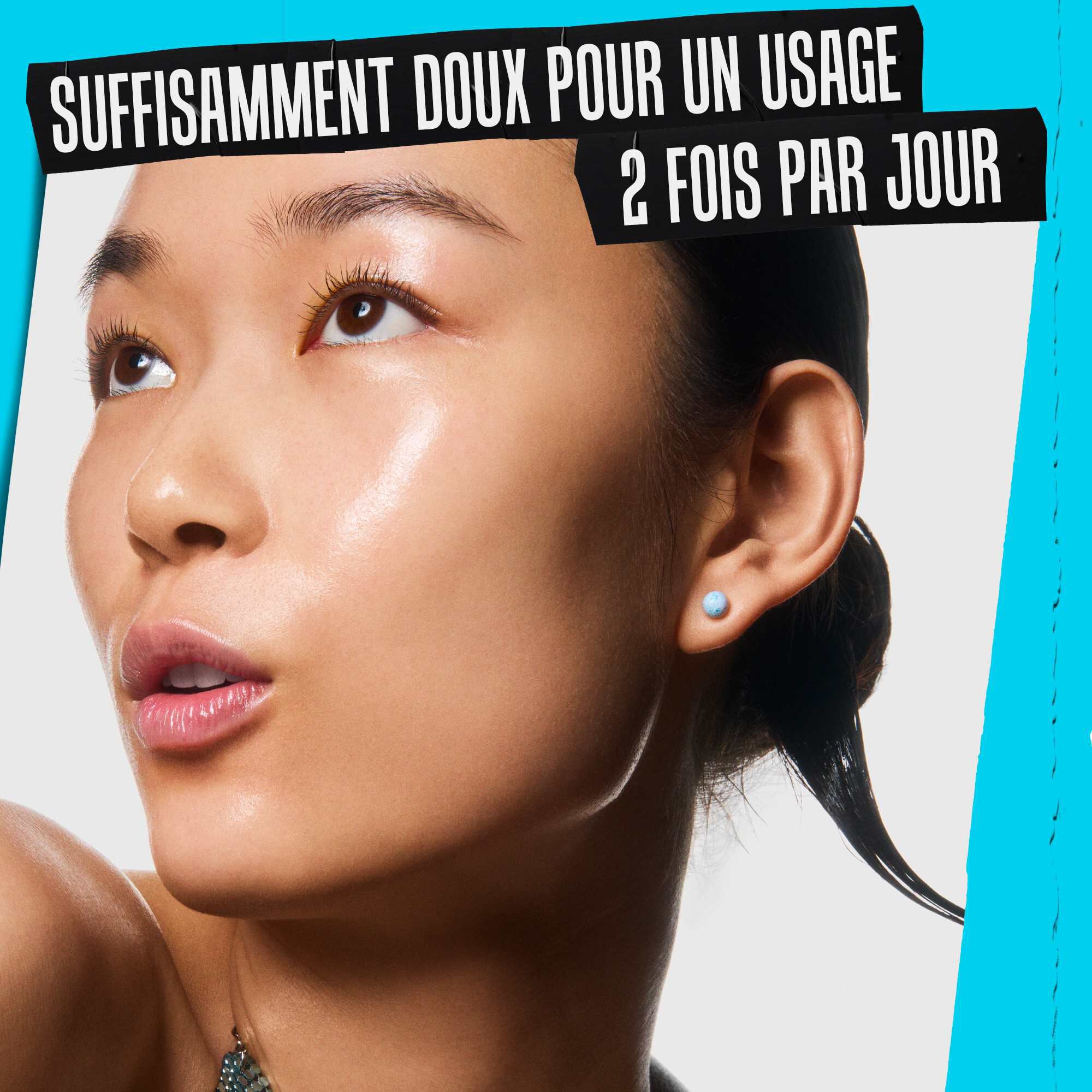 Une personne appliquant le Clearly Corrective Triple Acid Peel de Kiehl's sur sa peau.