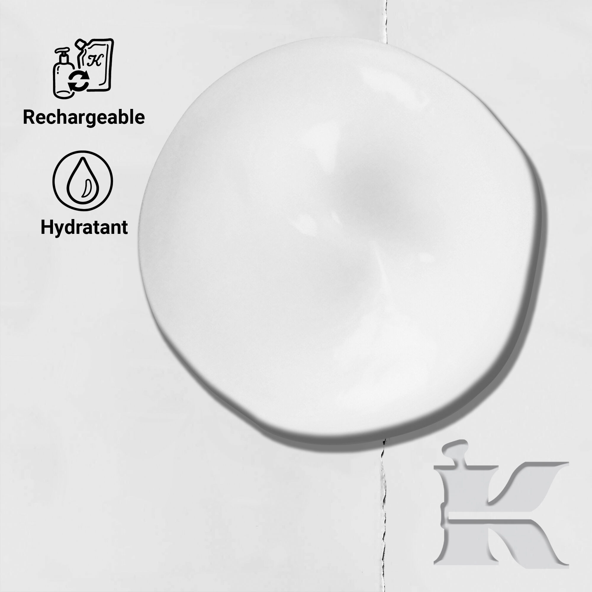 Photo de texture du conditionneur aux acides amines avec des icones indiquant qu’il est rechargeable et offre de l’hydratation