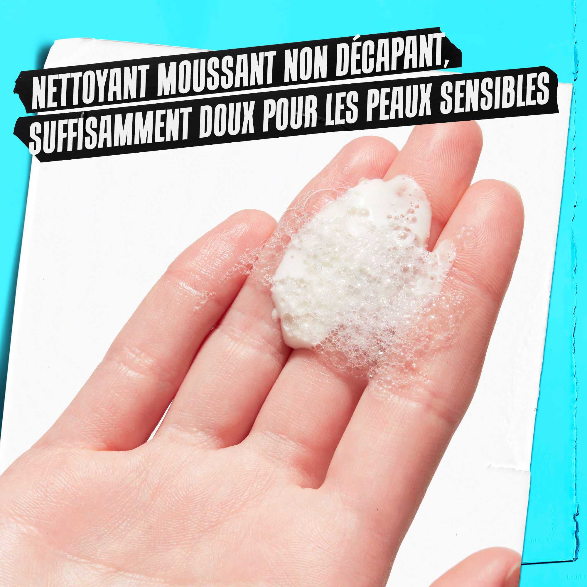 Une main tenant la mousse du nettoyant Ultra Facial Oil-Free Cleanser avec la mention « Nettoyant moussant non decapant, assez doux pour les peaux sensibles. »