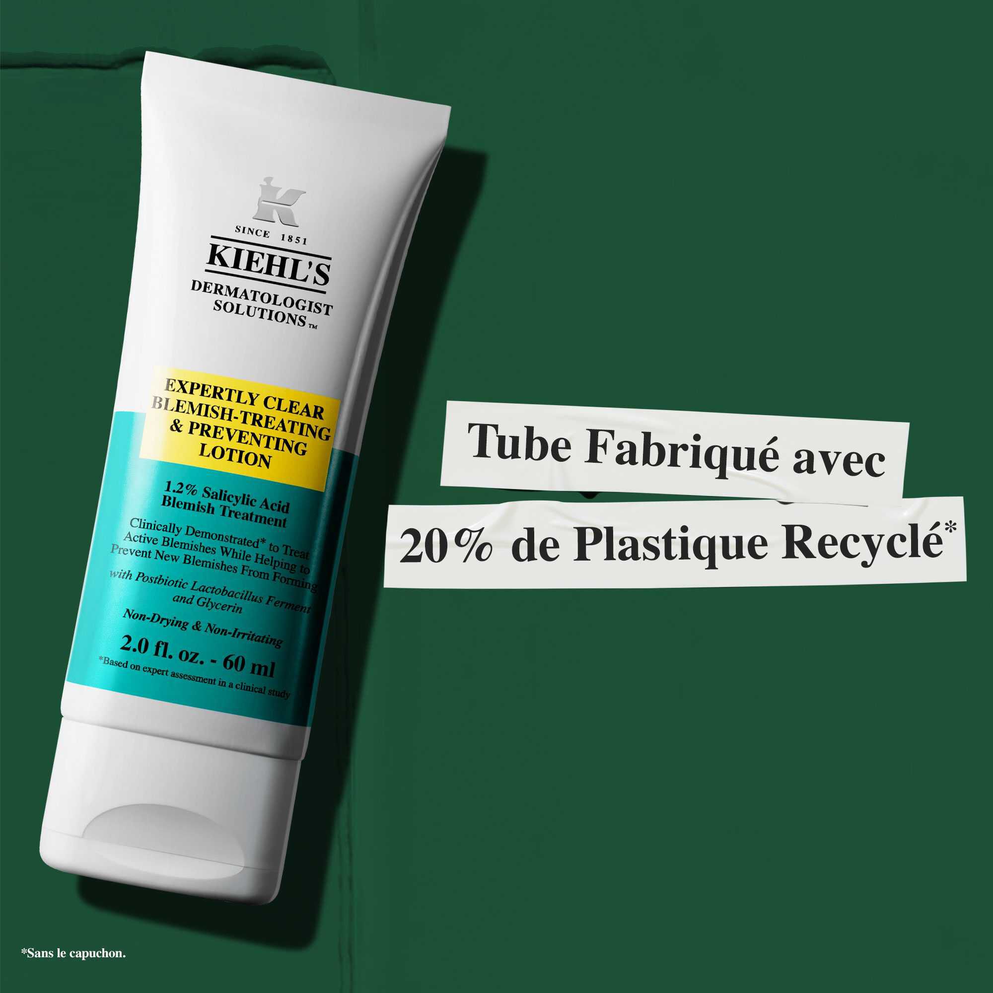 Un tube de lotion Expertly Clear Blemish-Treating & Preventing Lotion avec un texte soulignant les engagements durables : « Tube fabrique avec 20 % de plastique recycle. »