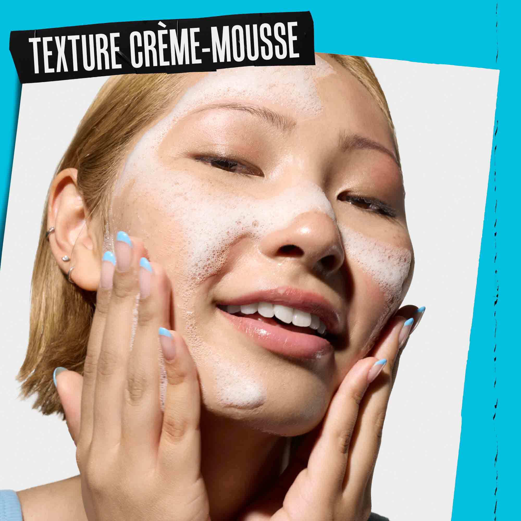 une femme qui s'etale de la creme sur le visage