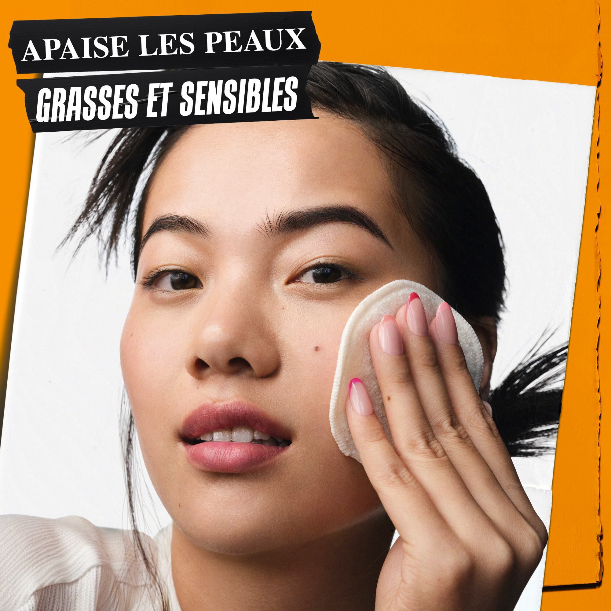 Une personne appliquant le tonique Calendula Herbal-Extract Toner sur sa peau. Le texte souligne sa capacite a stabiliser les peaux grasses et sensibles.