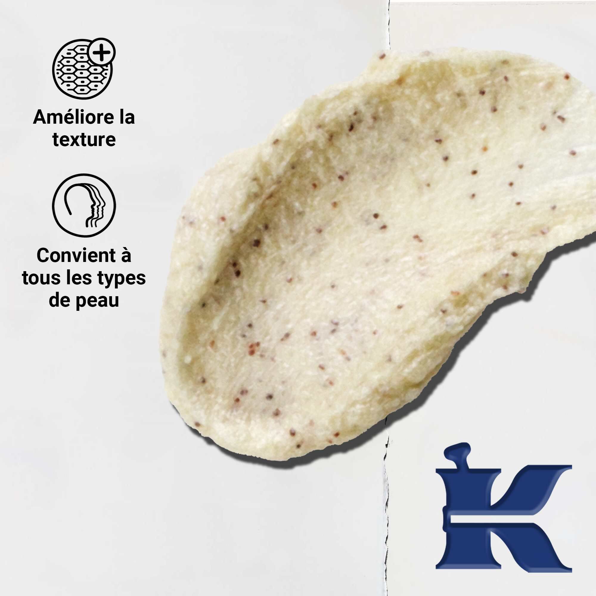 Gros plan sur la texture du gommage Facial Fuel Energizing Scrub ; le texte souligne qu'il convient a tous les types de peau et offre une exfoliation revigorante.