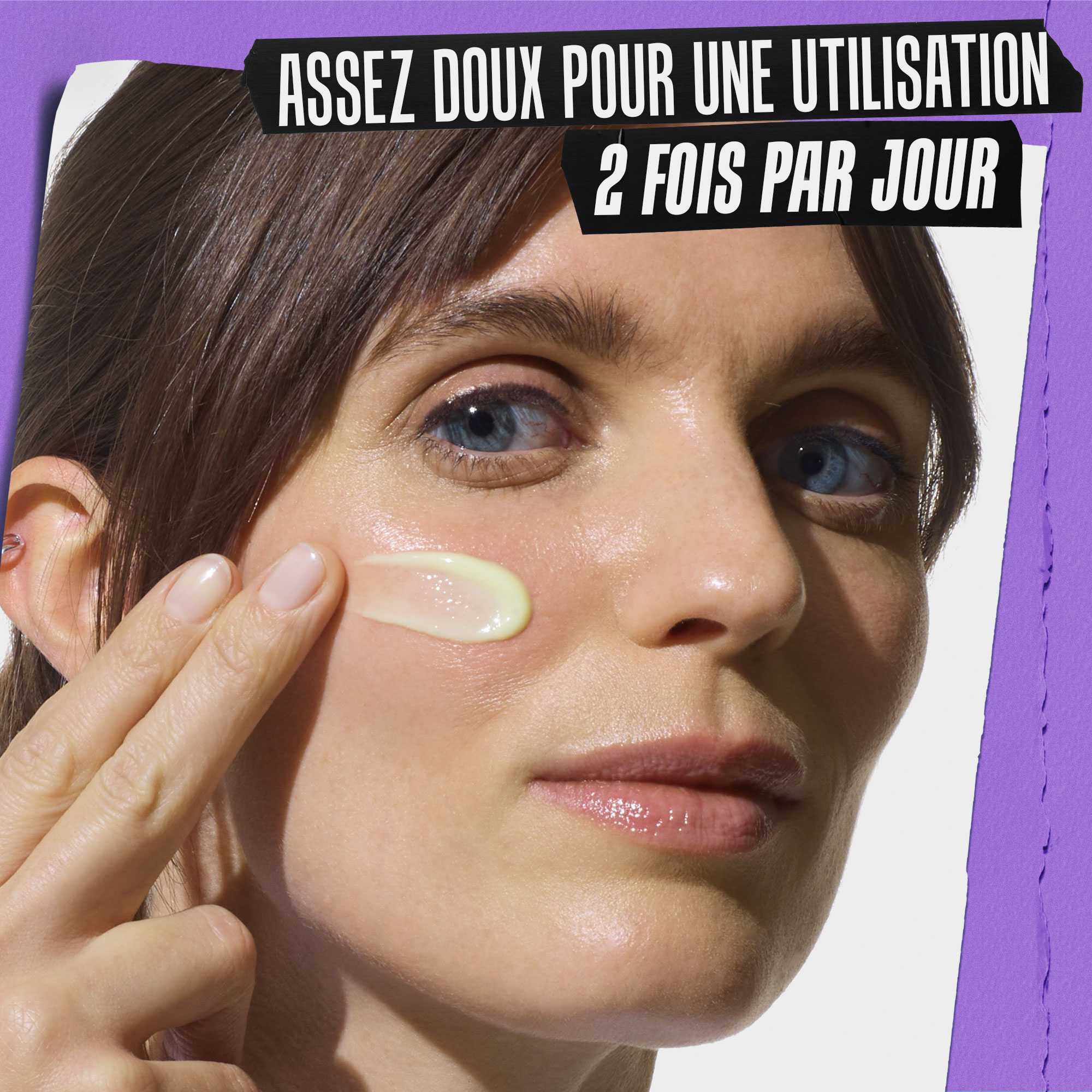 visage d'une femme qui s'applique de la creme sur la joue