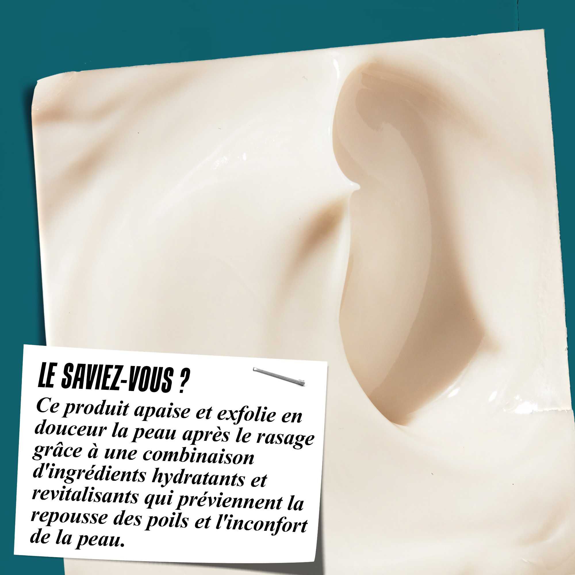 Gros plan sur la texture de la Close Shavers Squadron Smooth Glider Precision Shave Lotion. Le texte indique « Le saviez-vous ? Calme, apaise et exfolie en douceur la peau apres le rasage grace a des ingredients hydratants et rajeunissants pour reduire les boutons de rasage et l'inconfort cutane. »