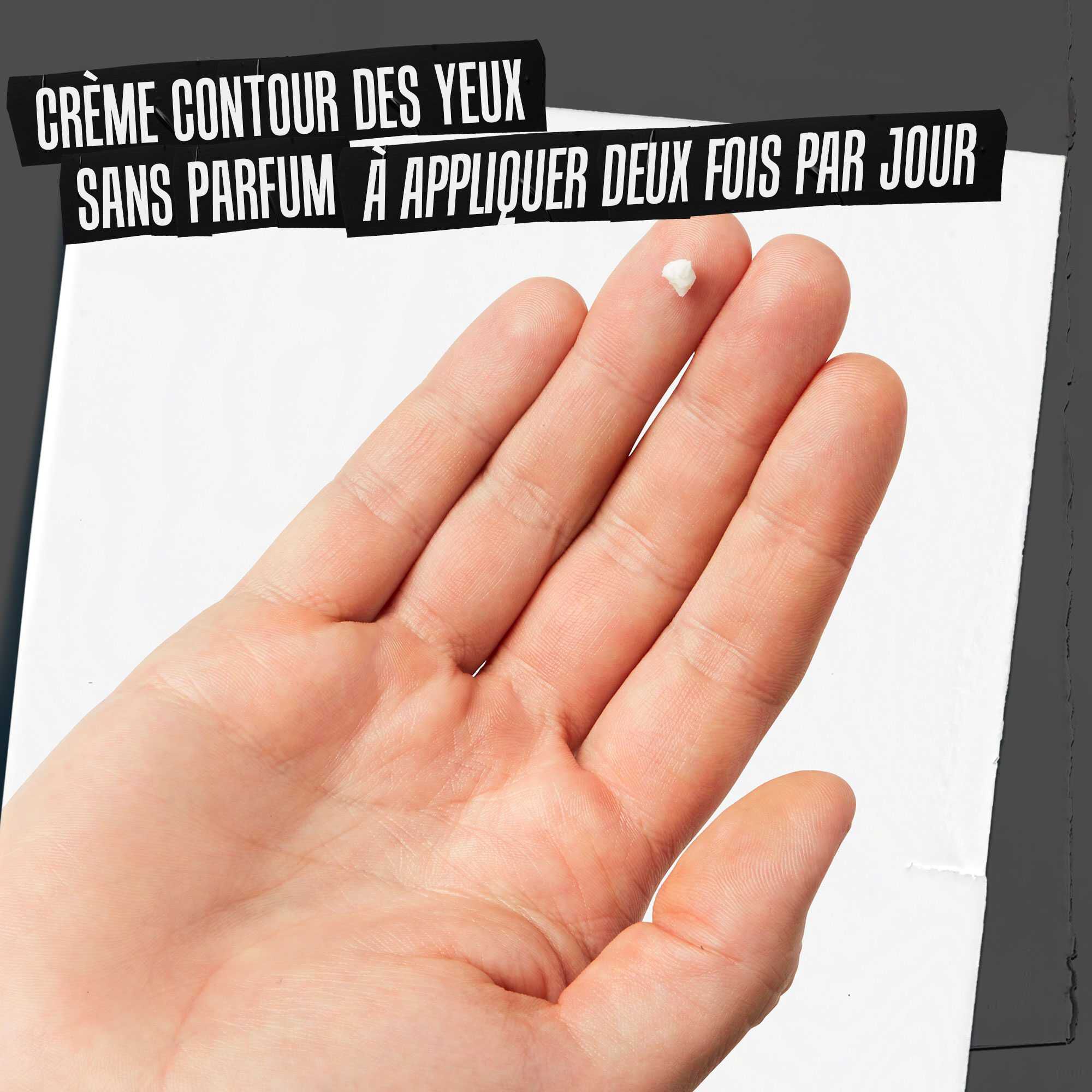 Une main presentant la texture du soin yeux Age Defender etiquete "Soin yeux sans parfum, 2 fois par jour".