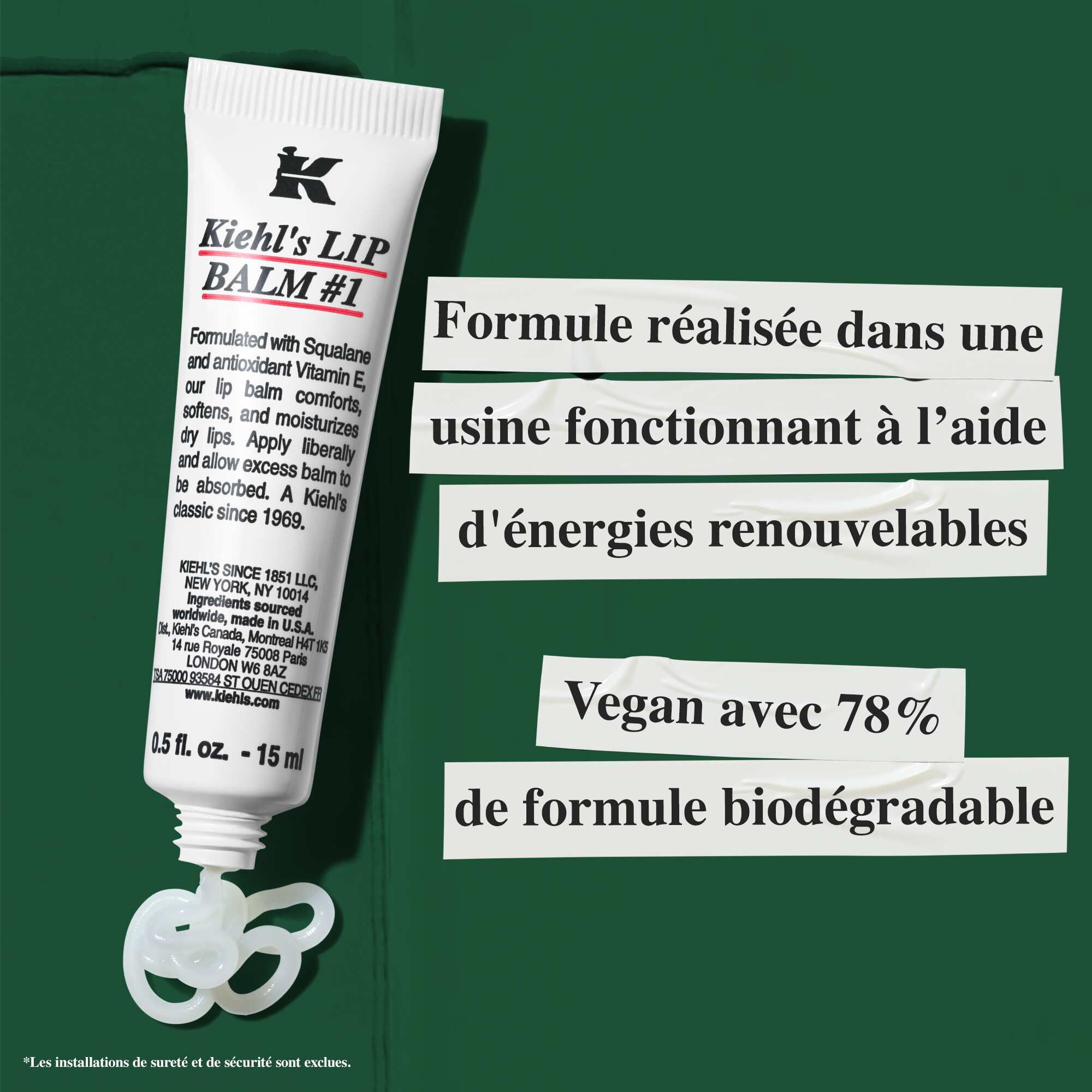Un tube de Lip Balm #1 avec un texte soulignant les engagements durables : « Formule fabriquee dans une usine utilisant de l'energie renouvelable » et « Vegan avec une formule biodegradable a 78 % ».