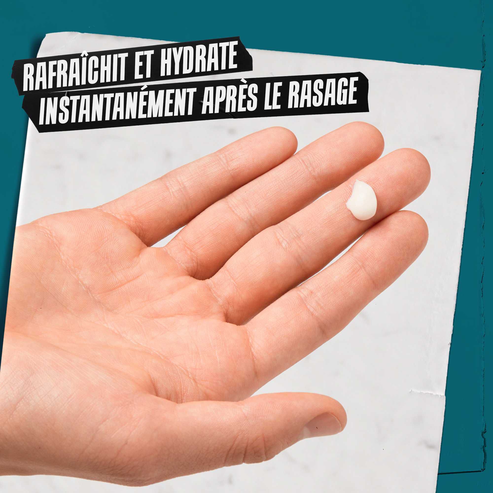 Main avec une petite quantite de Close Shavers Squadron Smooth Glider Precision Shave Lotion. Le texte indique « Rafraichit et apaise instantanement apres le rasage. »