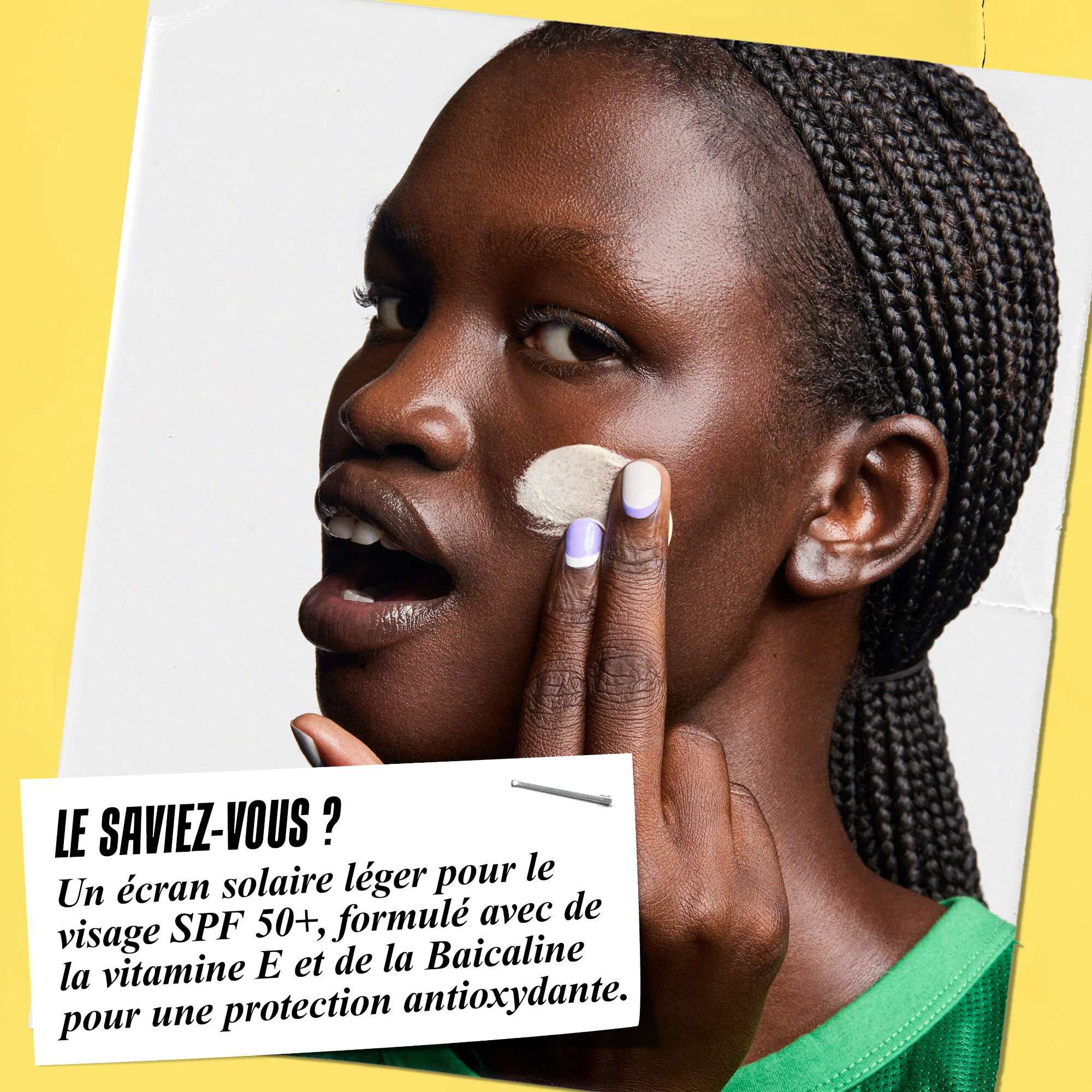 Ultra-Light Daily UV Defense applique sur le visage. Le texte indique : « Le saviez-vous ? Un ecran solaire visage leger avec SPF 50+, formule avec de la vitamine E et de la baicaline pour une protection antioxydante. »