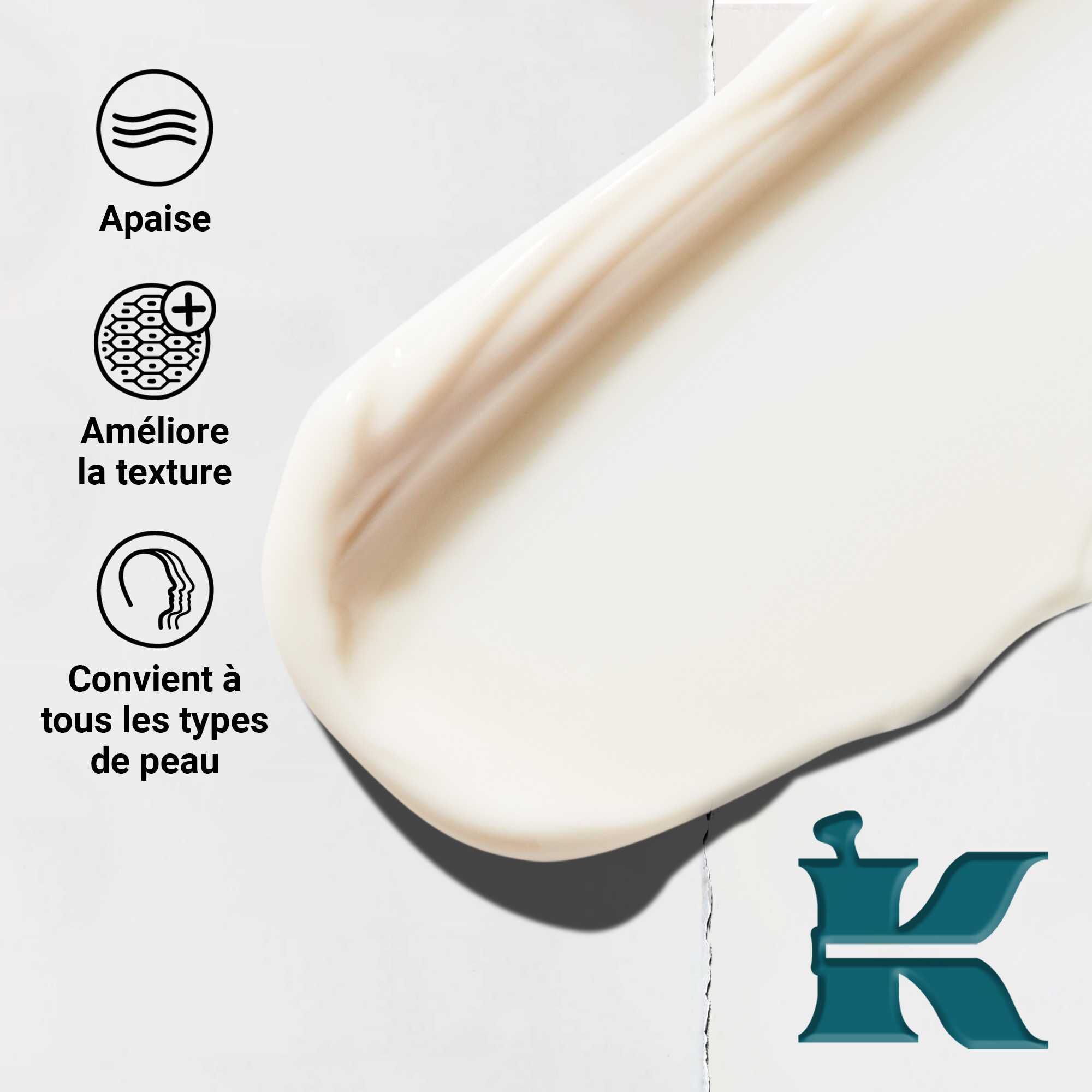 Gros plan sur la texture de la lotion de rasage Kiehl's Close Shavers Squadron Smooth Glider Precision Shave Lotion. Le texte souligne ses qualites lissantes et ameliorantes pour la texture de la peau, convenant a tous les types de peau.