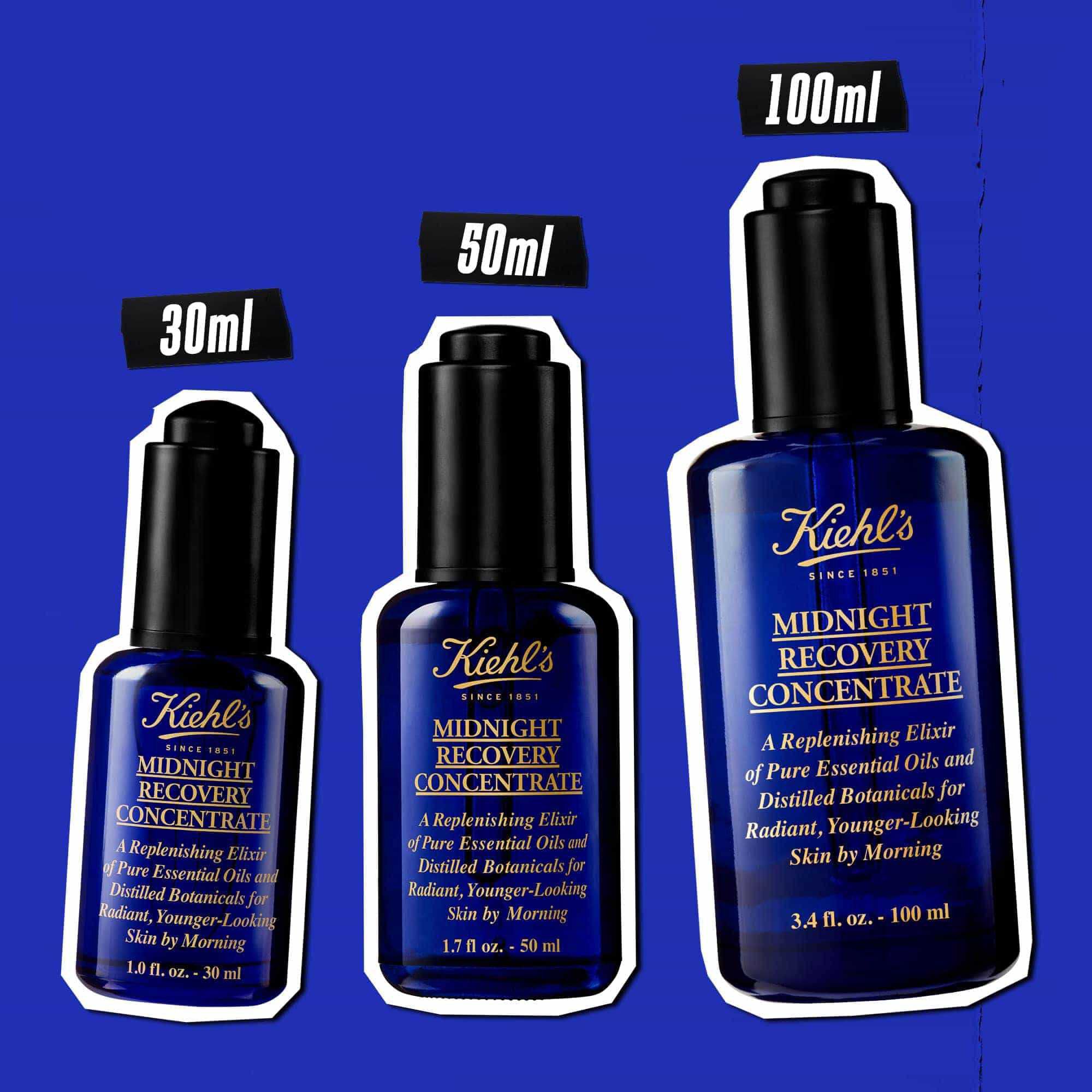 Trois flacons d'huile pour le visage Midnight Recovery Concentrate de differentes tailles (30 ml, 50 ml, 100 ml) sur fond bleu.