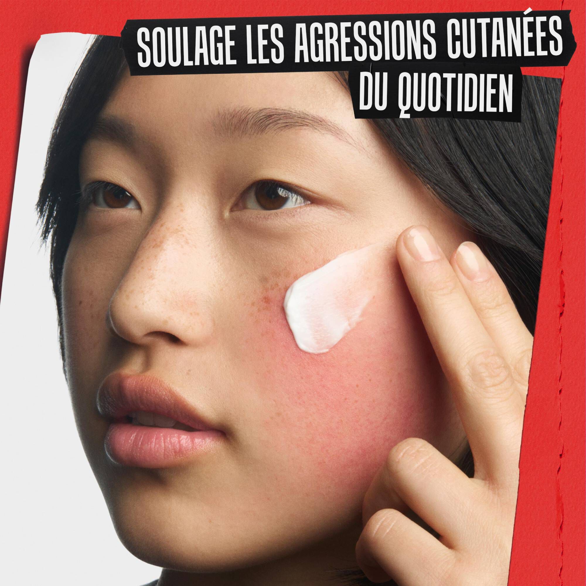 Gros plan sur l'application de la creme reparatrice sur une joue irritee. Le texte indique : SOULAGE L'INCONFORT CUTANE, LA SECHERESSE ET LES DESQUAMATIONS.