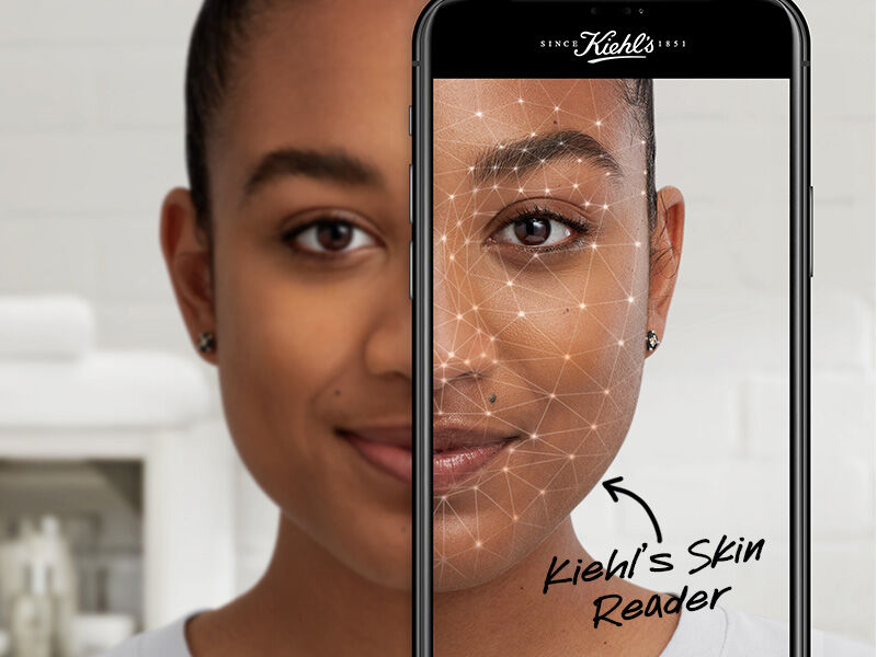 Analyse de la peau avec l’outil digital Kiehl’s Skin Reader sur smartphone