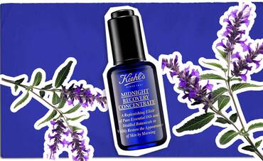 Midnight Recovery Concentrate, produits Kiehl's avec de l'huile de lavande, sur un fond bleu