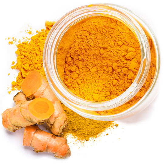 Poudre de curcuma et racines fraiches, illustrant un ingredient aux proprietes antioxydantes.