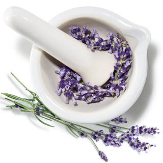 Mortier et pilon avec des fleurs de lavande, representant l'huile essentielle de lavande