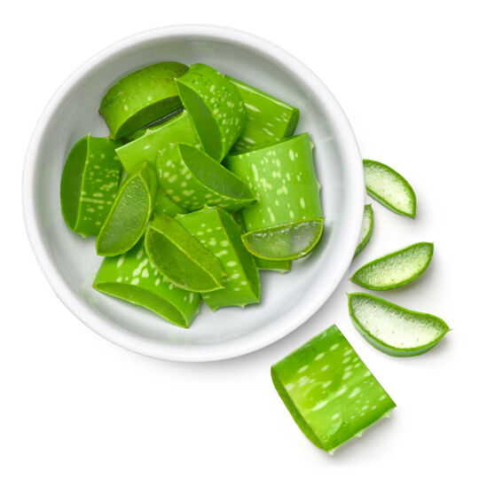 Coupelle blanche avec des morceaux d’aloe vera frais, symbole d’un ingredient hydratant et apaisant.