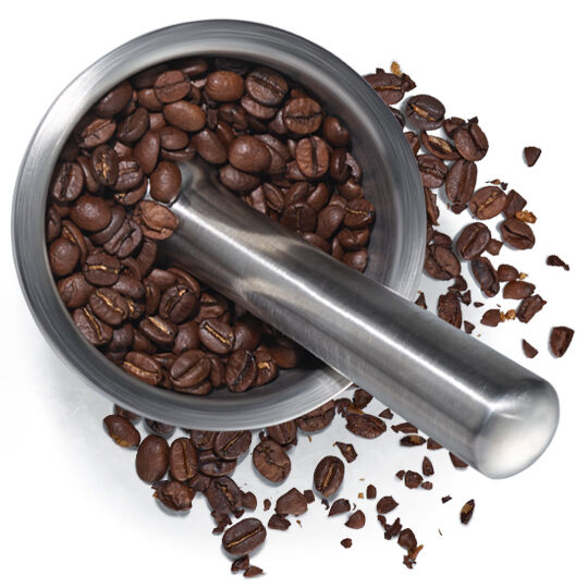 Mortier et pilon en metal avec grains de cafe, representant la cafeine, un ingredient energisant ou exfoliant.